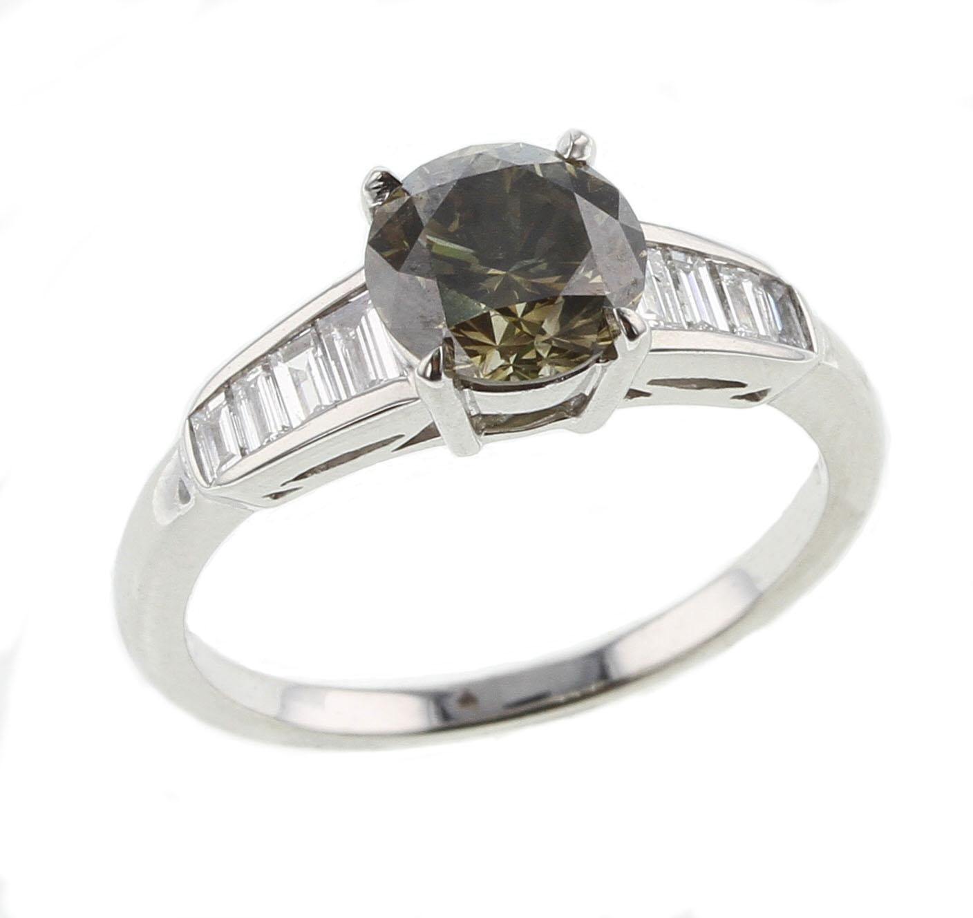 Une magnifique pierre de 1,44 ct. Bague en platine avec diamant brillant rond de couleur gris verdâtre foncé. Diamants latéraux : 0.26 ct. Certificat GIA disponible. Taille de la bague : 6.5.