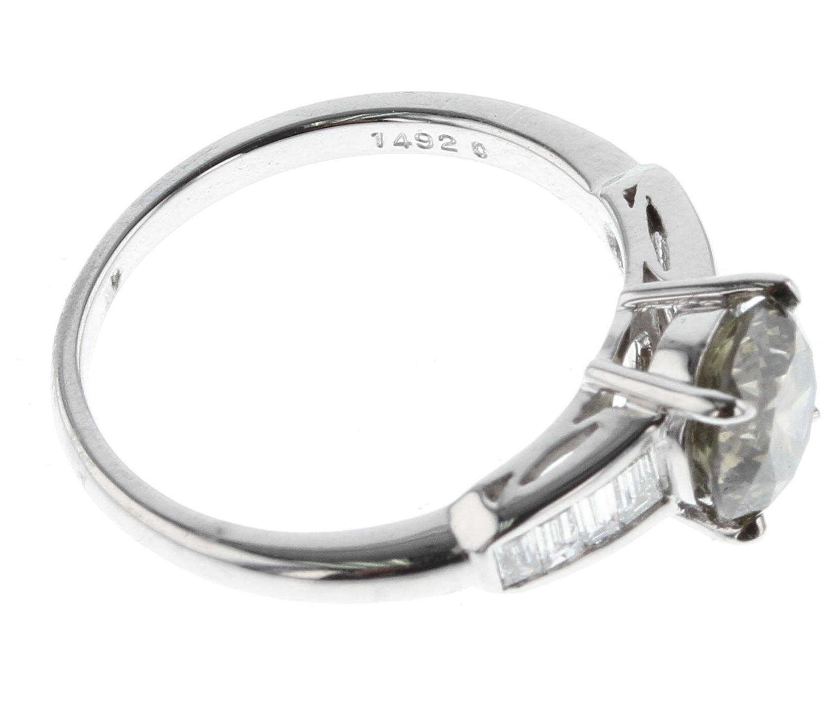 Taille ronde Bague fantaisie en platine avec diamant rond brillant gris foncé foncé fantaisie de 1,44 carat en vente