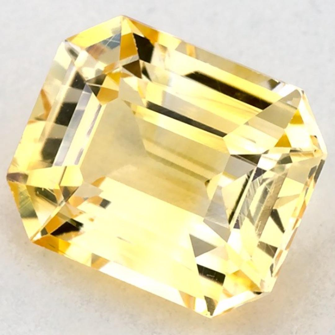 Este zafiro amarillo natural ofrece elegancia y sofisticación. Con su elegante tono de color, claridad y carácter natural, este zafiro es una elección excelente para crear joyas a medida, como anillos de compromiso, colgantes o piezas de