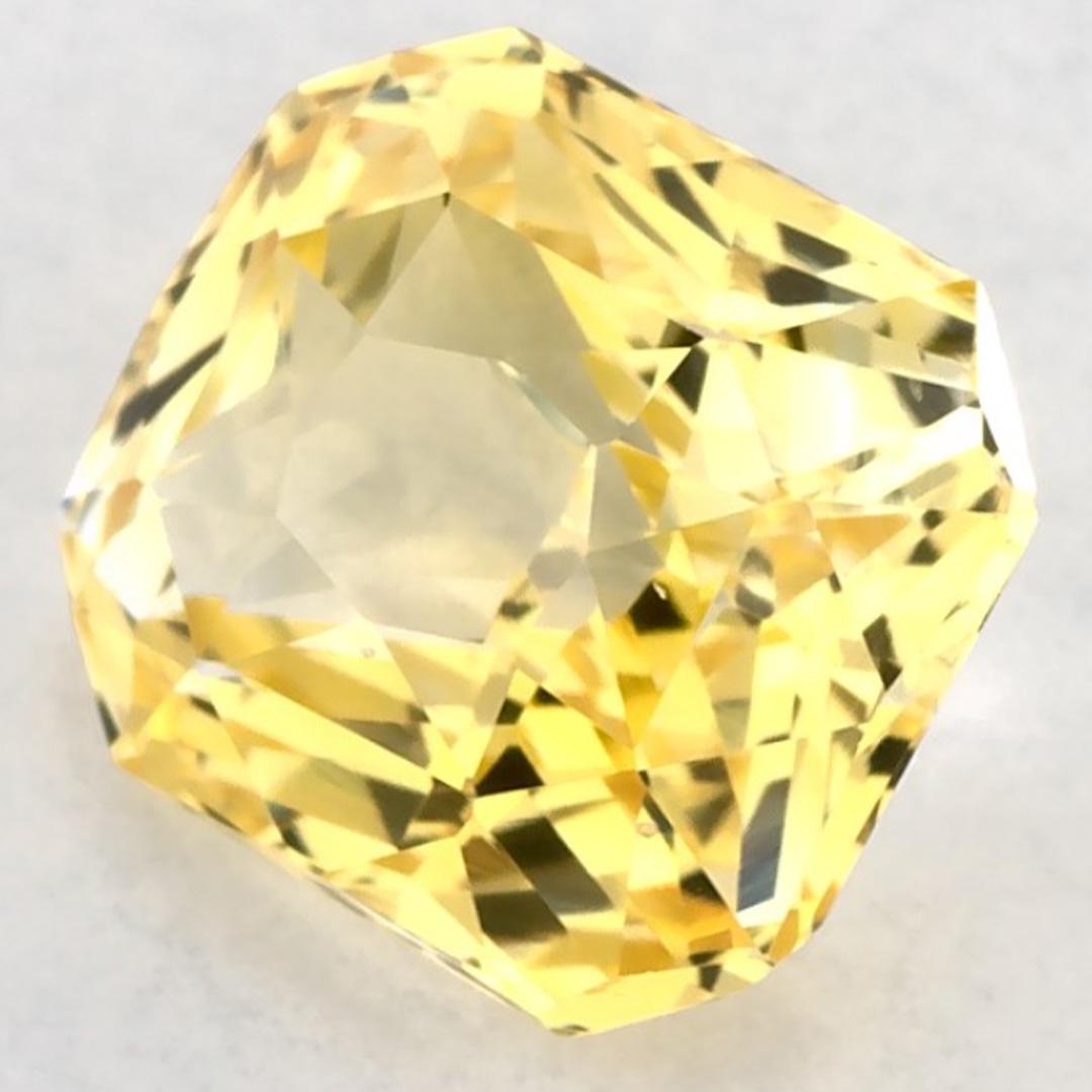 Questo zaffiro giallo naturale offre eleganza e raffinatezza. Con la sua ricca saturazione del colore e il taglio preciso, è il centro perfetto per un anello di fidanzamento o un design di gioielli di lusso.

Questo zaffiro proviene dallo Sri Lanka