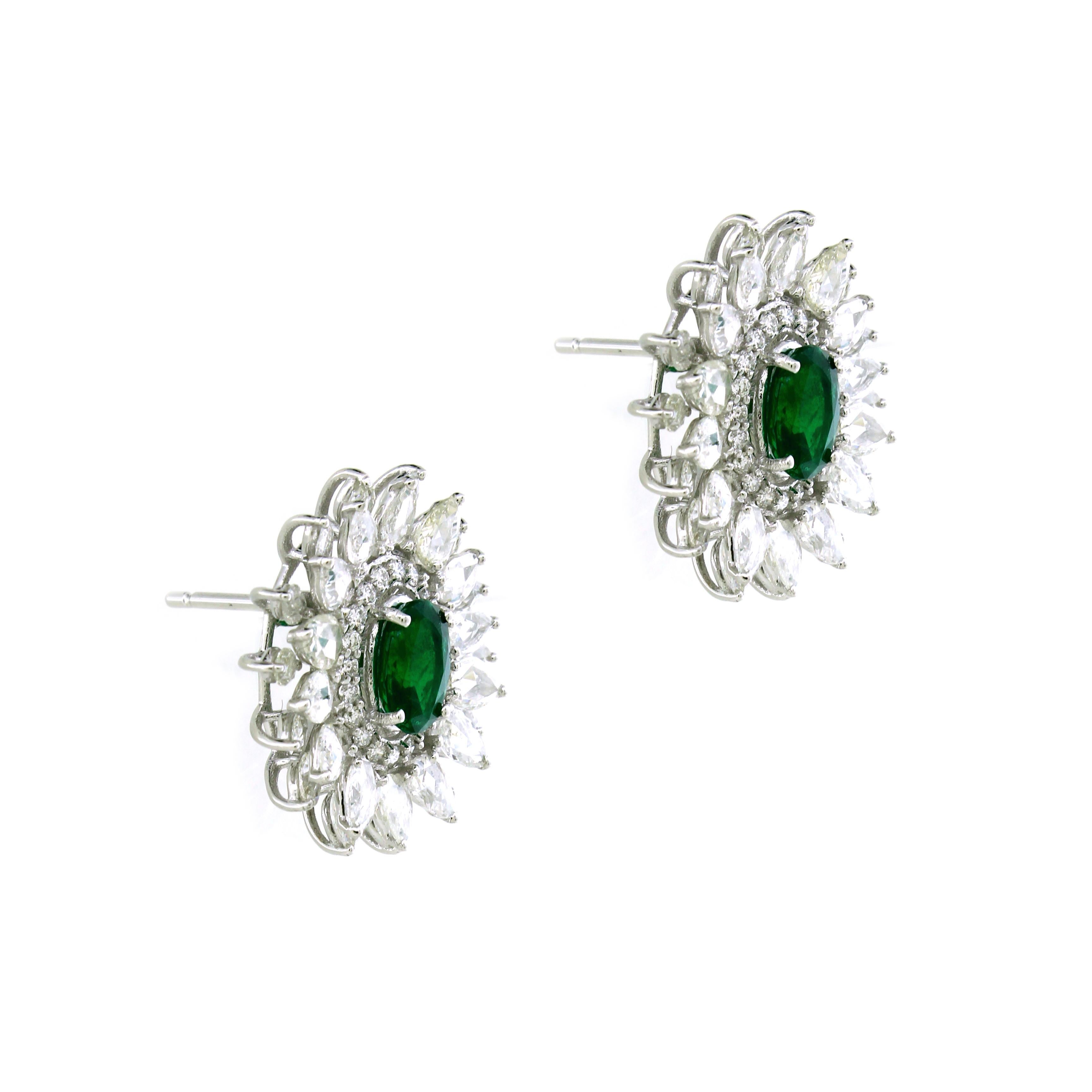 Ti presentiamo i nostri squisiti orecchini a cerchio con smeraldo ovale, un'accattivante miscela di eleganza e lusso. Al centro di ogni orecchino c'è uno splendido smeraldo dal taglio ovale, con un peso complessivo di 1,44 carati, che irradia ricche