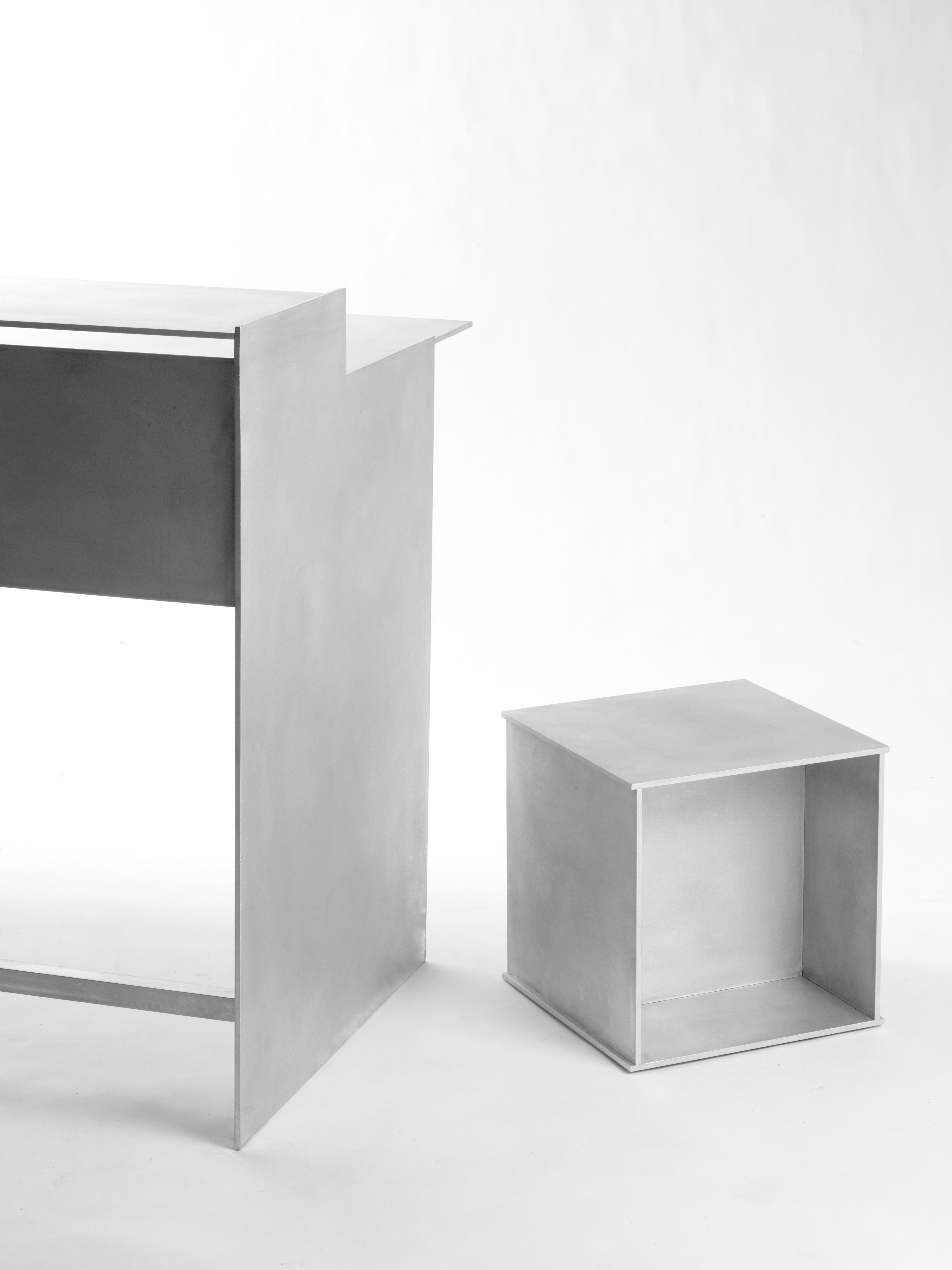 Minimaliste Table d'appoint 144 en plaque d'aluminium ciré de Jonathan Nesci en vente