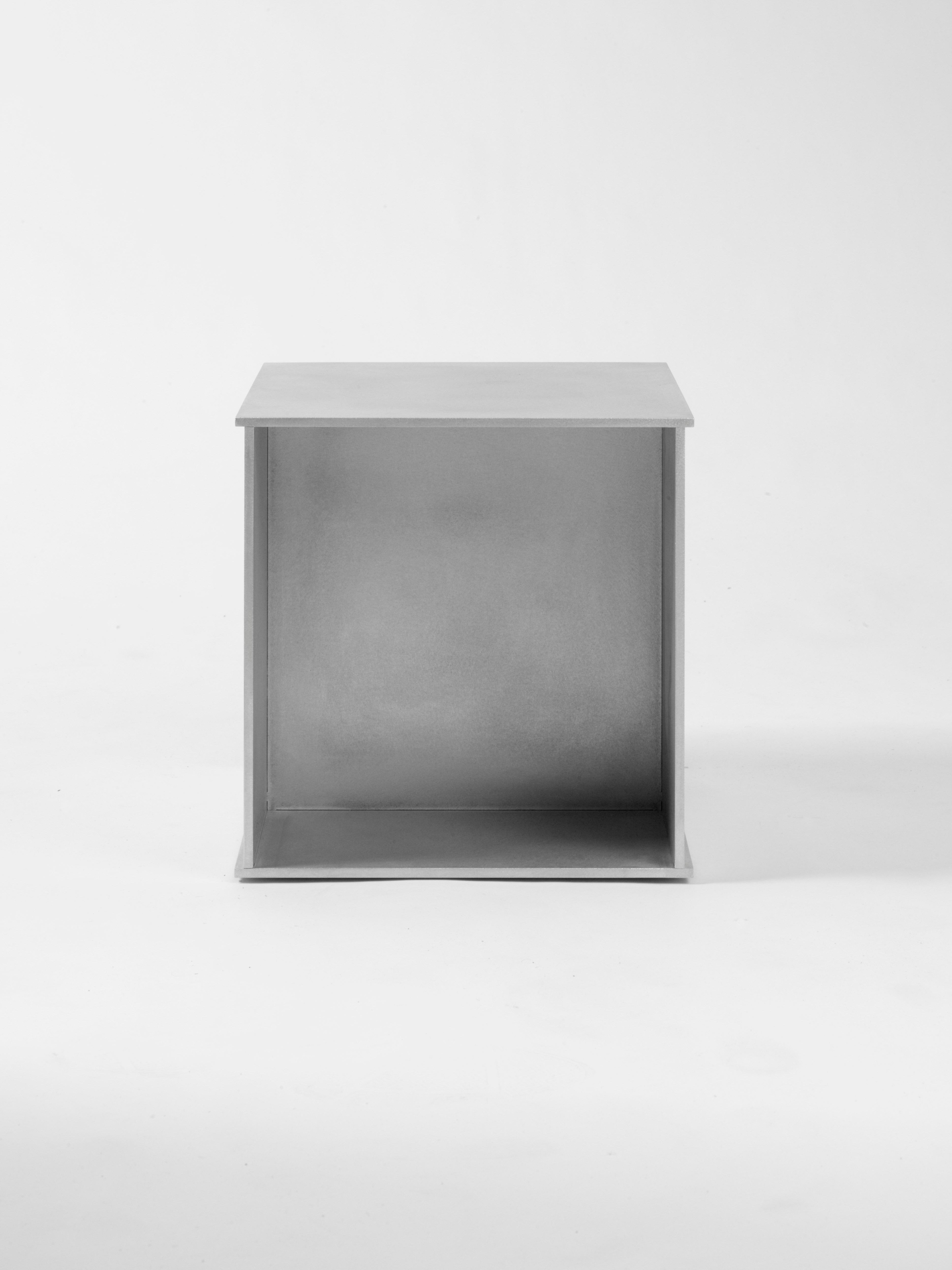 144 Beistelltisch aus gewachster Aluminiumplatte von Jonathan Nesci (amerikanisch) im Angebot
