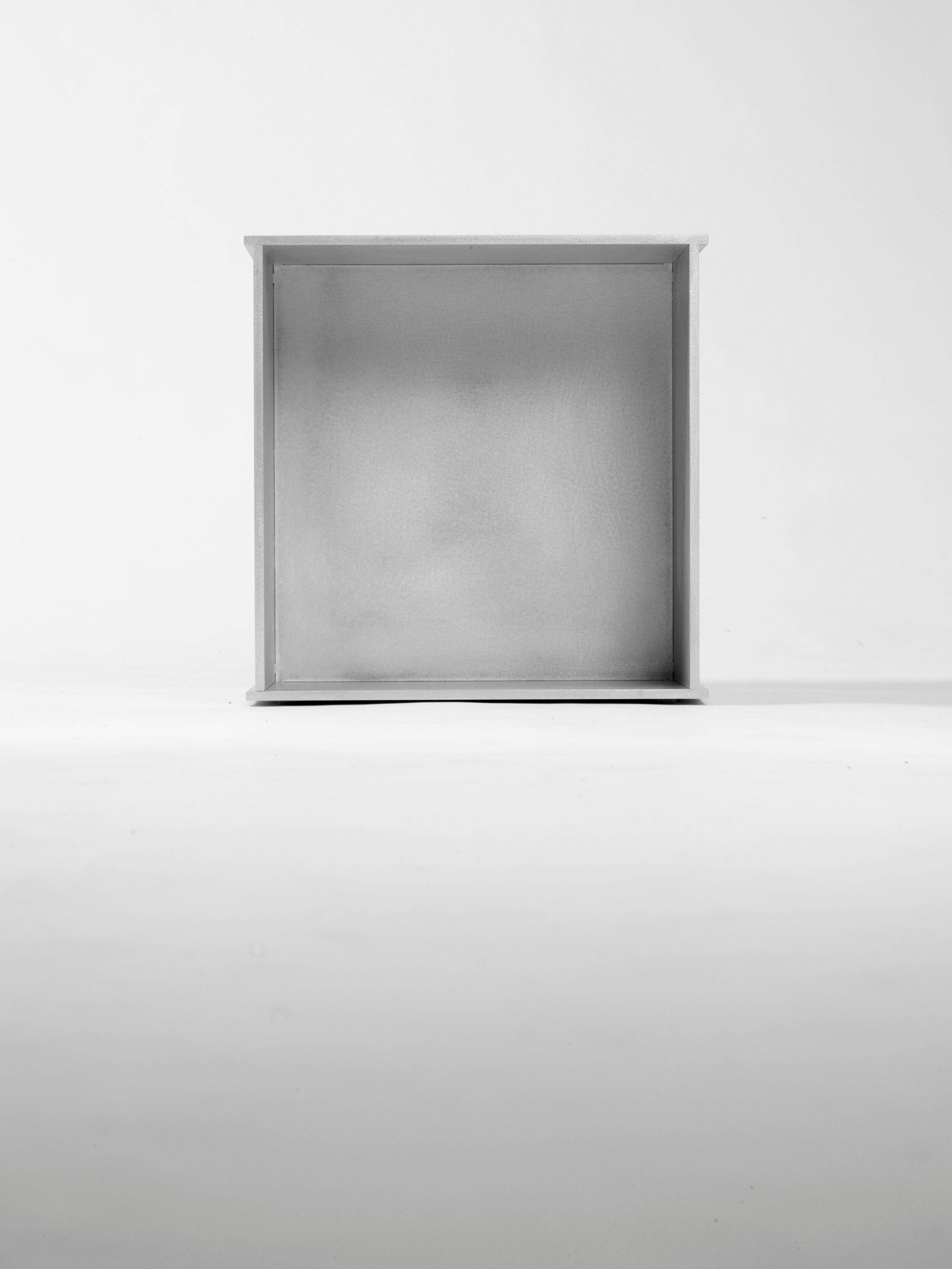 144 Beistelltisch aus gewachster Aluminiumplatte von Jonathan Nesci (21. Jahrhundert und zeitgenössisch) im Angebot