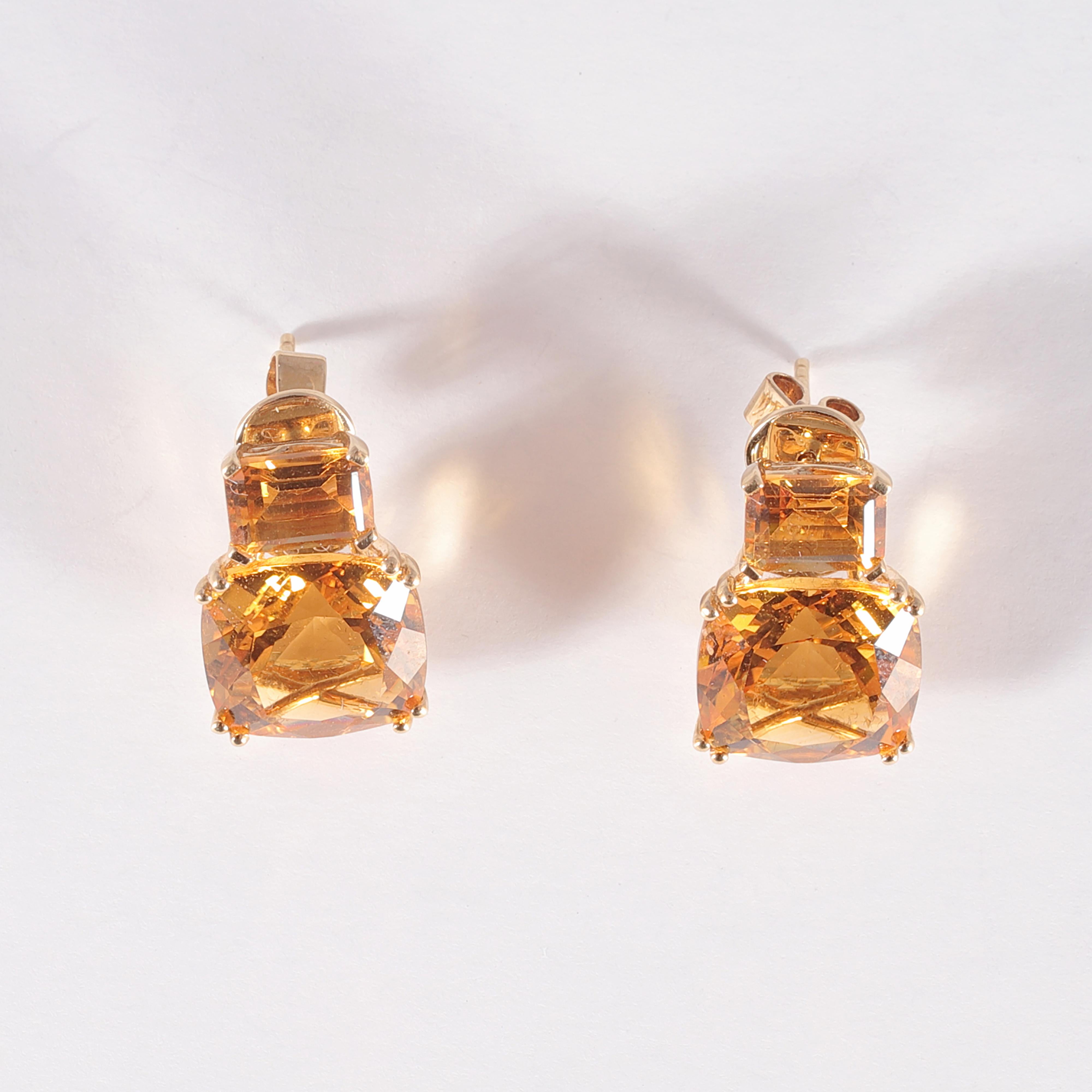 14.40 Carat Citrine 18 Karat Yellow Gold Earrings In Good Condition For Sale In Dallas, TX