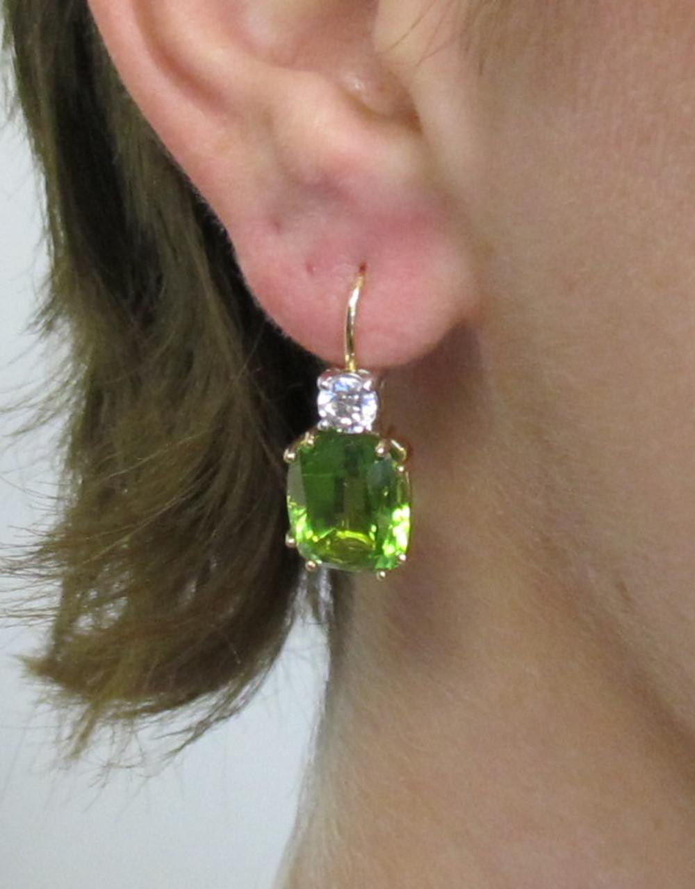 14.40 Carat Total Peridot Diamond Yellow White Gold Lever Back Drop Earrings In New Condition In Los Angeles, CA