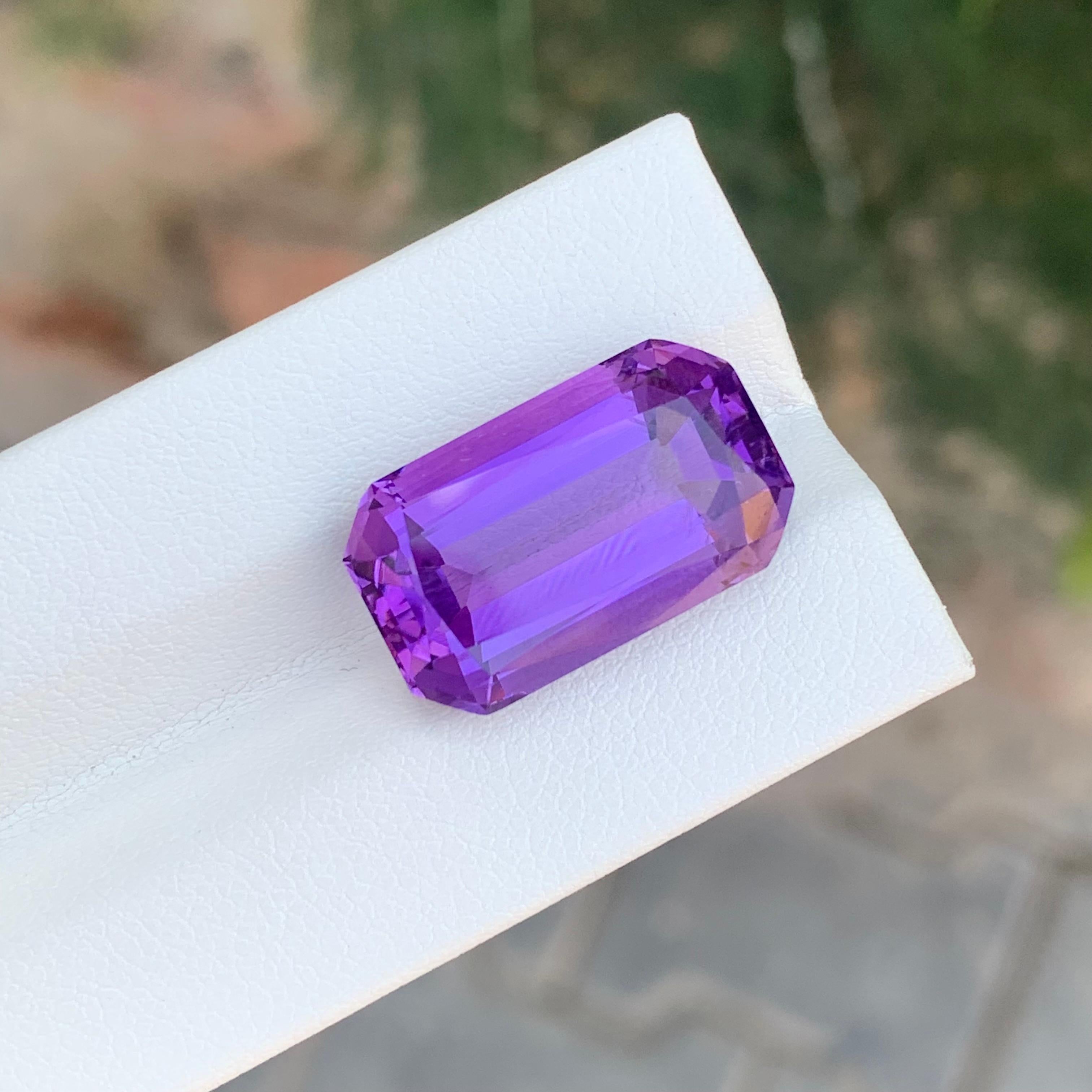 Stein: Amethyst

Gewicht : 14.40 Karat
Abmessungen: 19,5 x 11,6 x 8,7 mm
Herkunft: Brasilien
Die Form: Smaragd 
Farbe: Lila
Behandlung: Nicht
Zertifikat: Auf Kundenwunsch

Der Amethyst, eine atemberaubende violette Quarzsorte, ist nicht nur für
