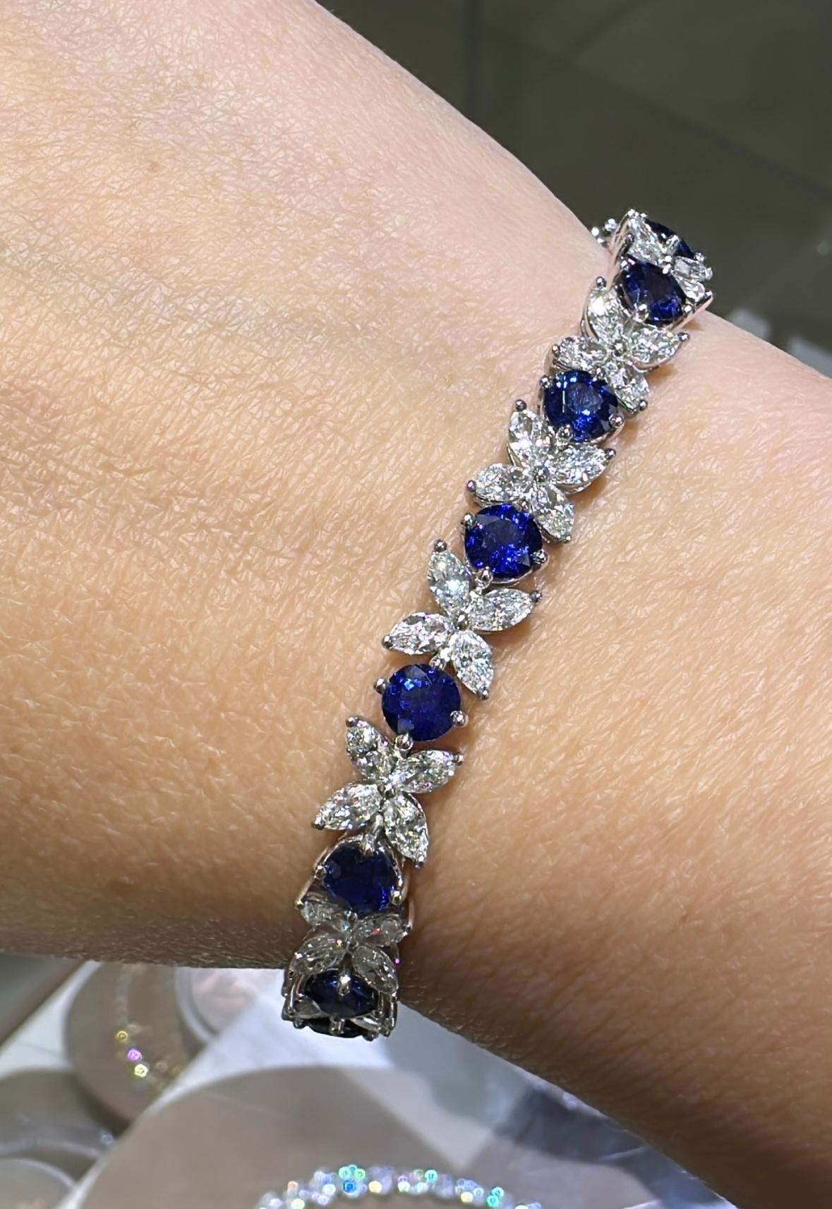 SKU : 126883
Le splendide bracelet de 14,40 carats en diamants taille marquise et saphir bleu la fera briller de mille feux dès que vous le mettrez à son poignet. La monture absolument magnifique, avec ses diamants taille marquise et ses saphirs