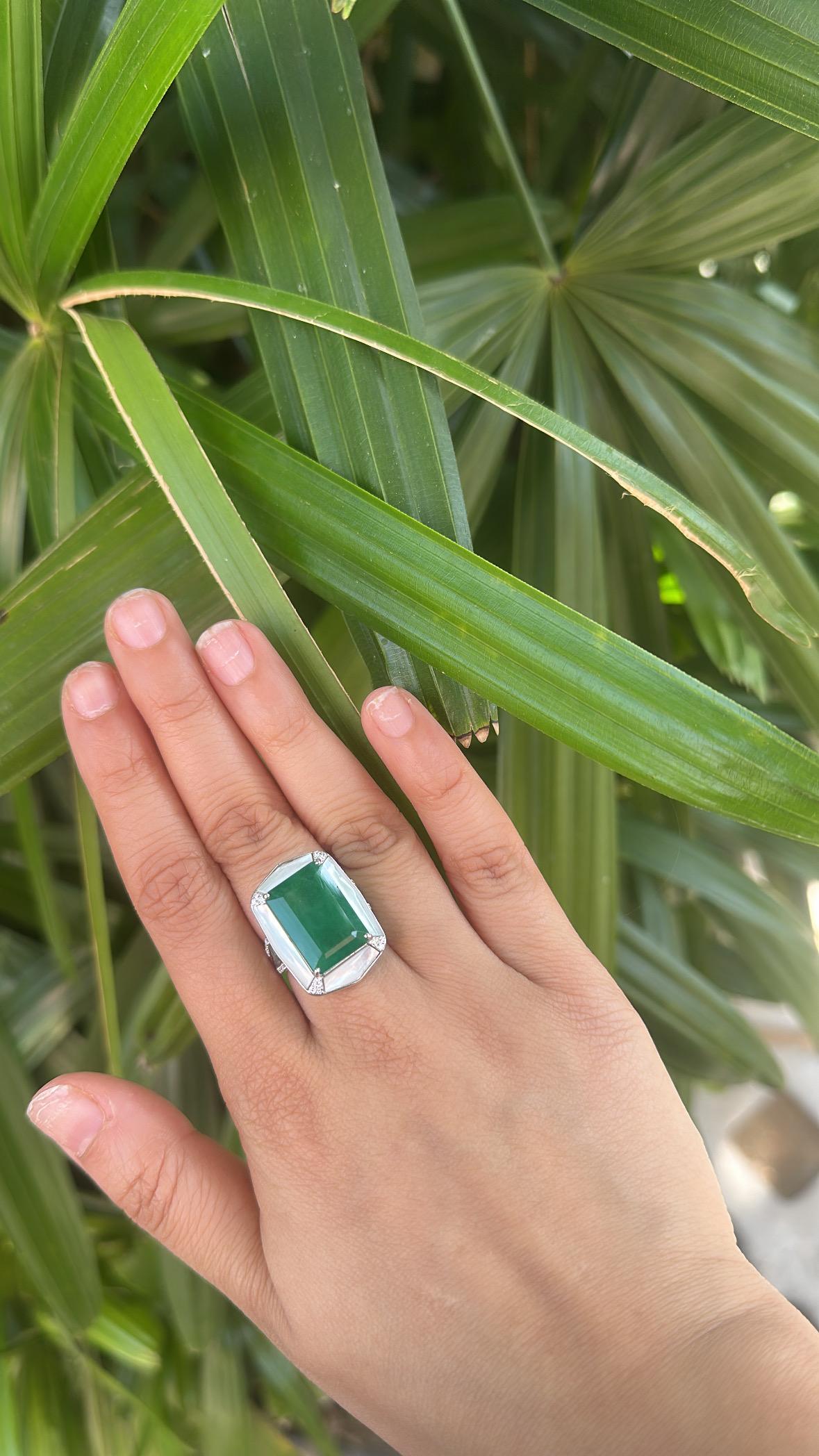 14,42 Karat natürlicher sambischer Smaragd, Perlmutt & Diamanten Verlobungsring im Angebot 4