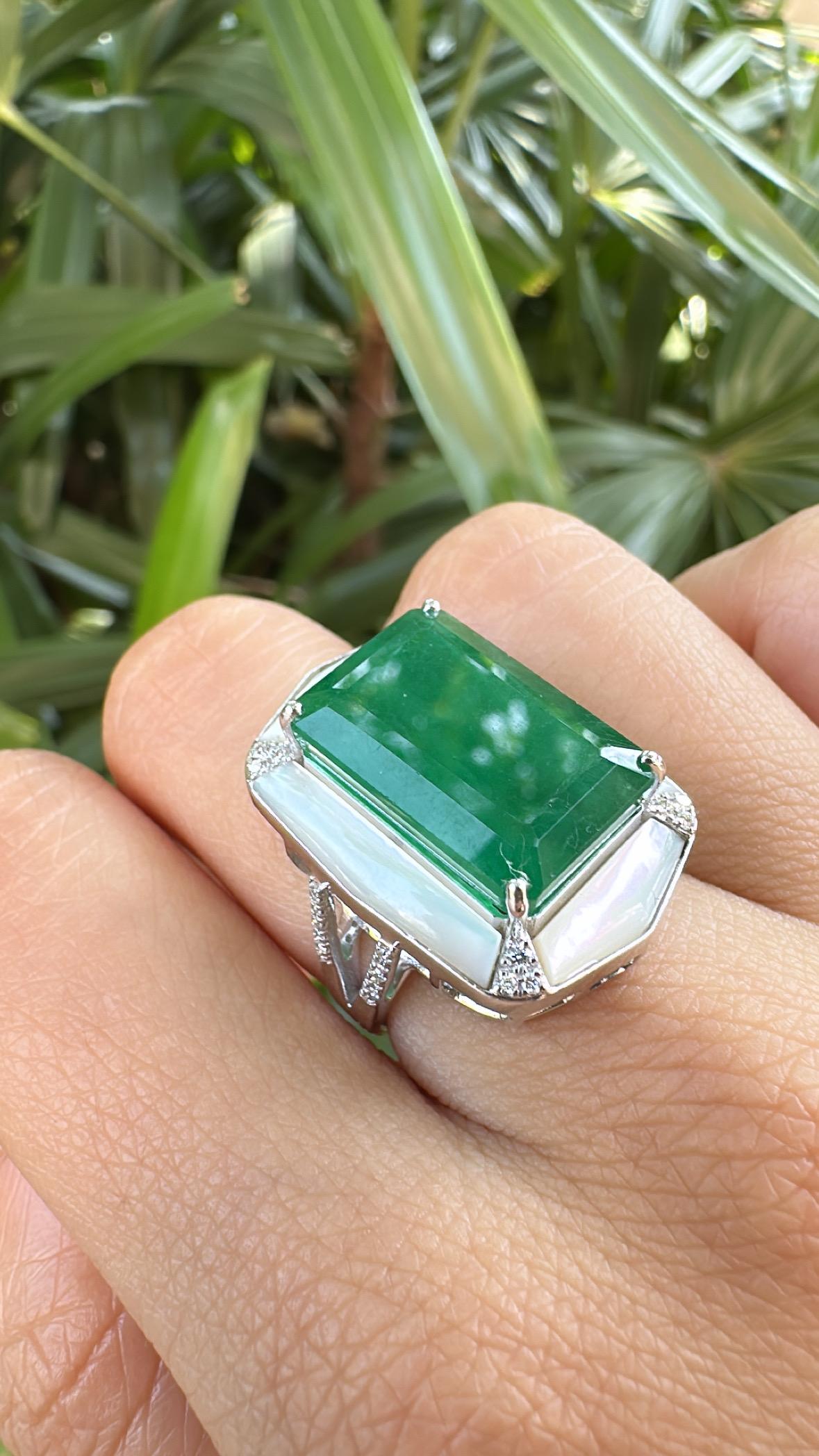 14,42 Karat natürlicher sambischer Smaragd, Perlmutt & Diamanten Verlobungsring im Angebot 5