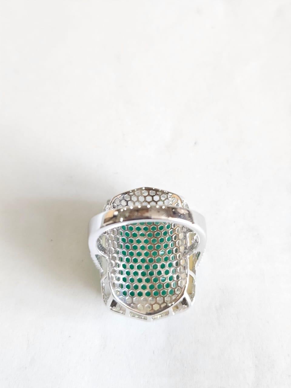 14,42 Karat natürlicher sambischer Smaragd, Perlmutt & Diamanten Verlobungsring (Moderne) im Angebot