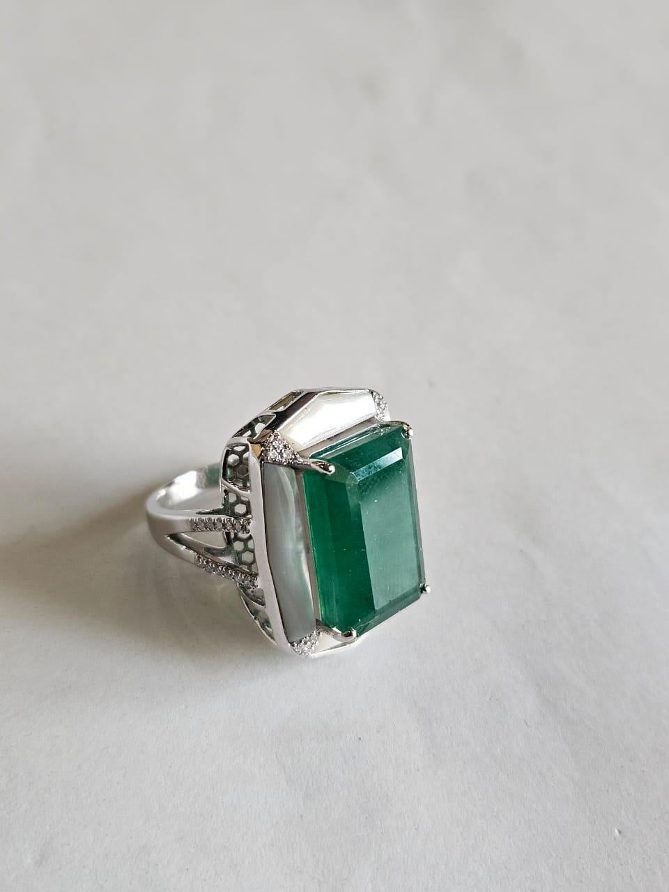 14,42 Karat natürlicher sambischer Smaragd, Perlmutt & Diamanten Verlobungsring (Smaragdschliff) im Angebot