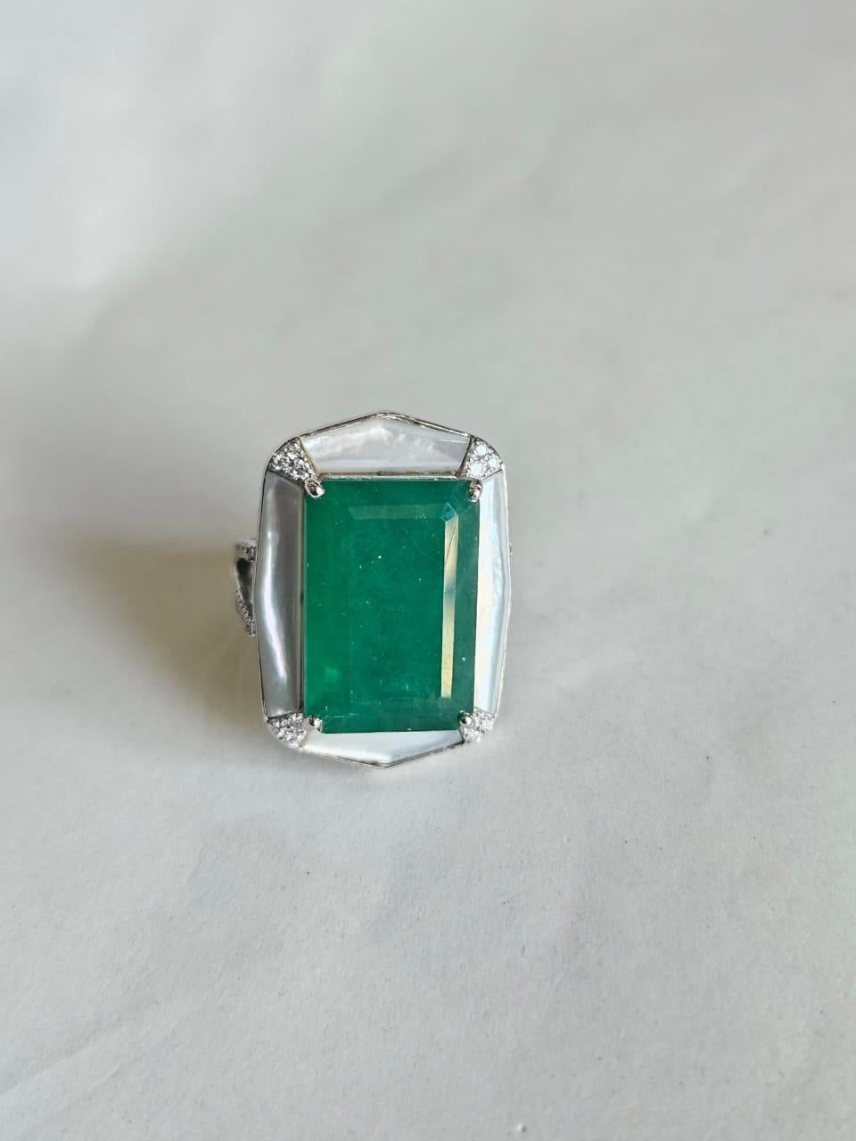 14,42 Karat natürlicher sambischer Smaragd, Perlmutt & Diamanten Verlobungsring im Zustand „Neu“ im Angebot in Hong Kong, HK