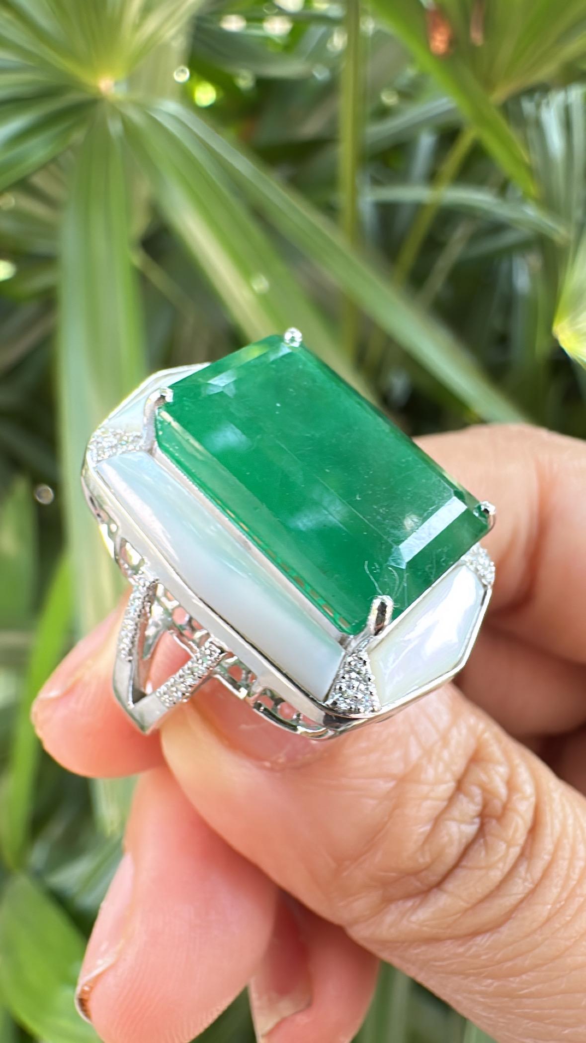 14,42 Karat natürlicher sambischer Smaragd, Perlmutt & Diamanten Verlobungsring für Damen oder Herren im Angebot