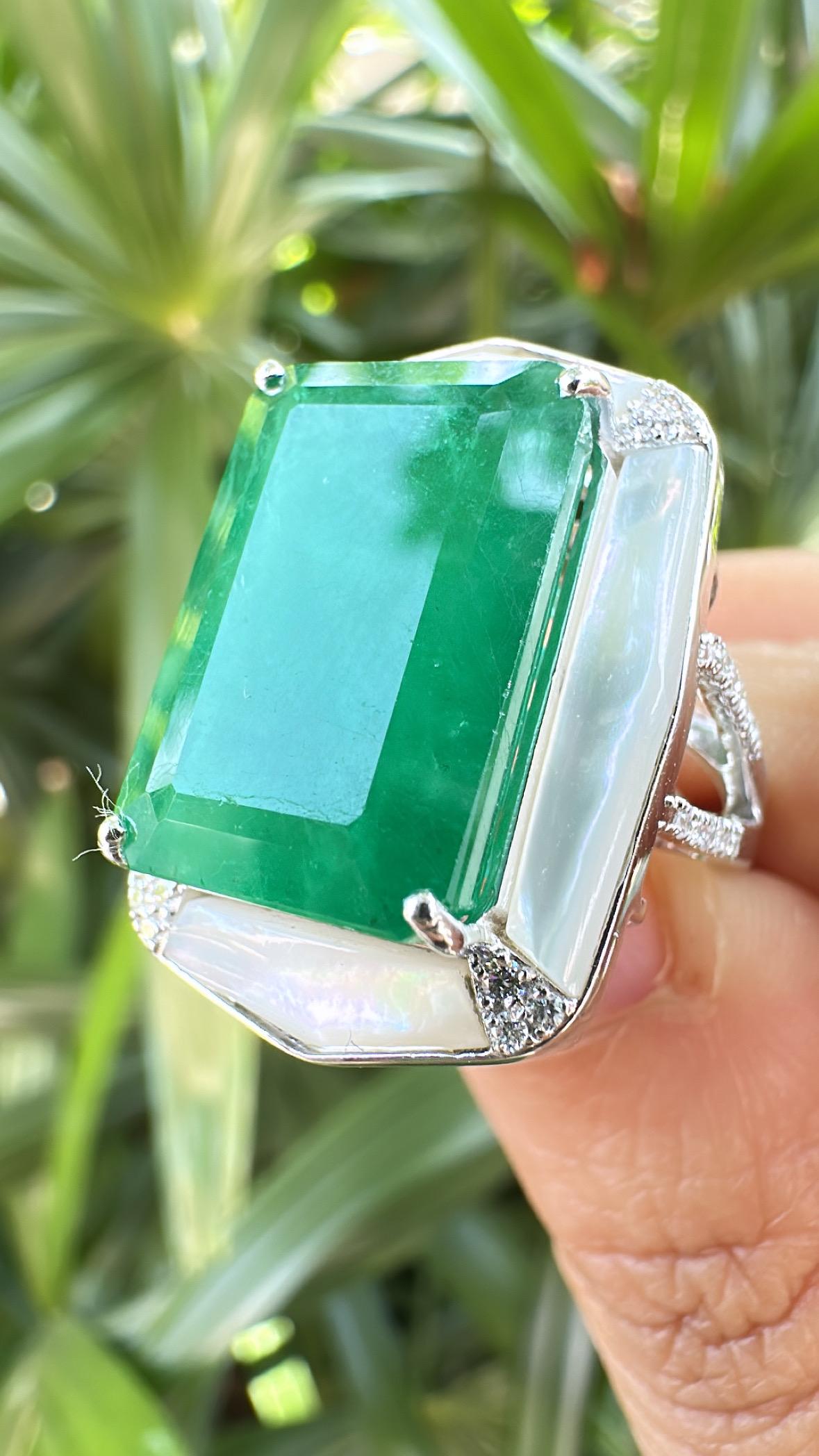 14,42 Karat natürlicher sambischer Smaragd, Perlmutt & Diamanten Verlobungsring im Angebot 1