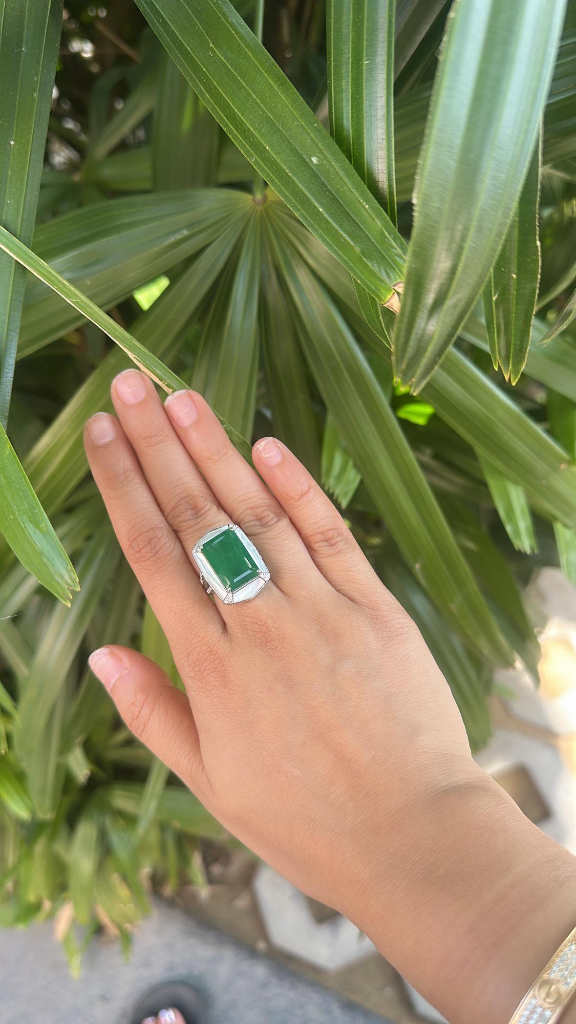 14,42 Karat natürlicher sambischer Smaragd, Perlmutt & Diamanten Verlobungsring im Angebot 2