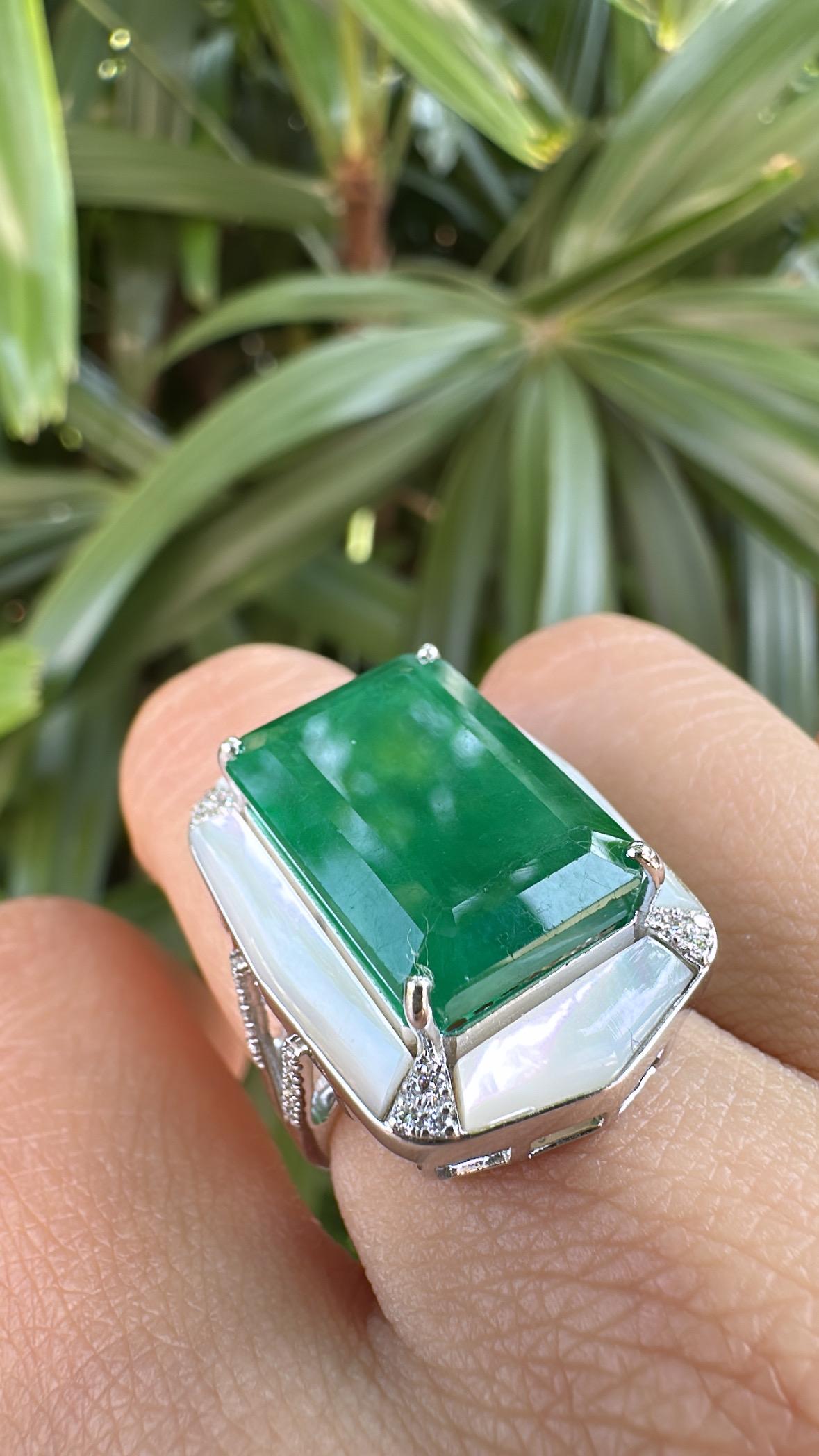 14,42 Karat natürlicher sambischer Smaragd, Perlmutt & Diamanten Verlobungsring im Angebot 3