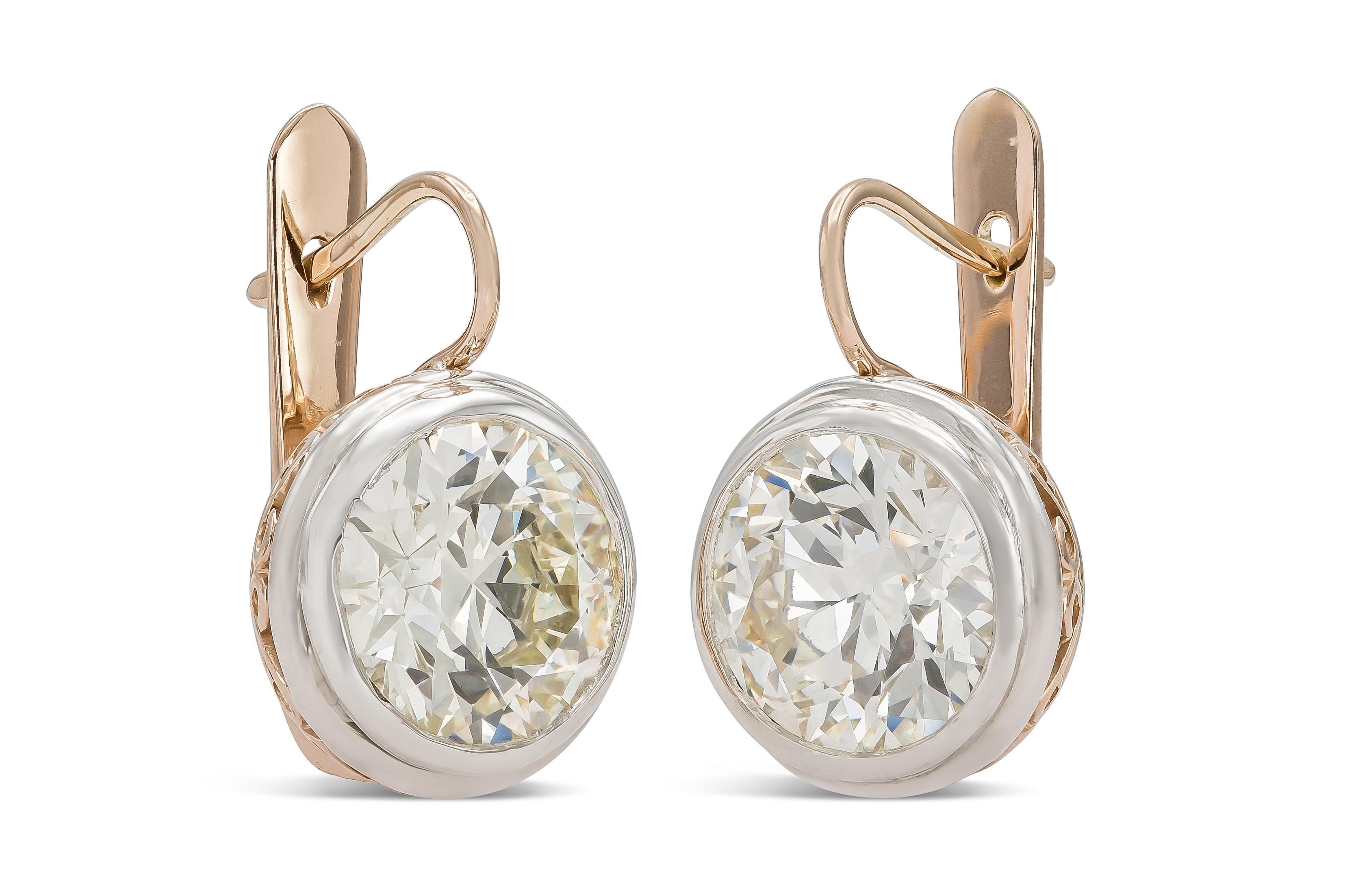 Finement travaillée en or blanc et rose 14k avec deux diamants de taille européenne ancienne sertis sur le chaton.
L'un pesant 7,37 carats et l'autre pesant 7,07 carats.
Couleur M-N, pureté VS1-SI1