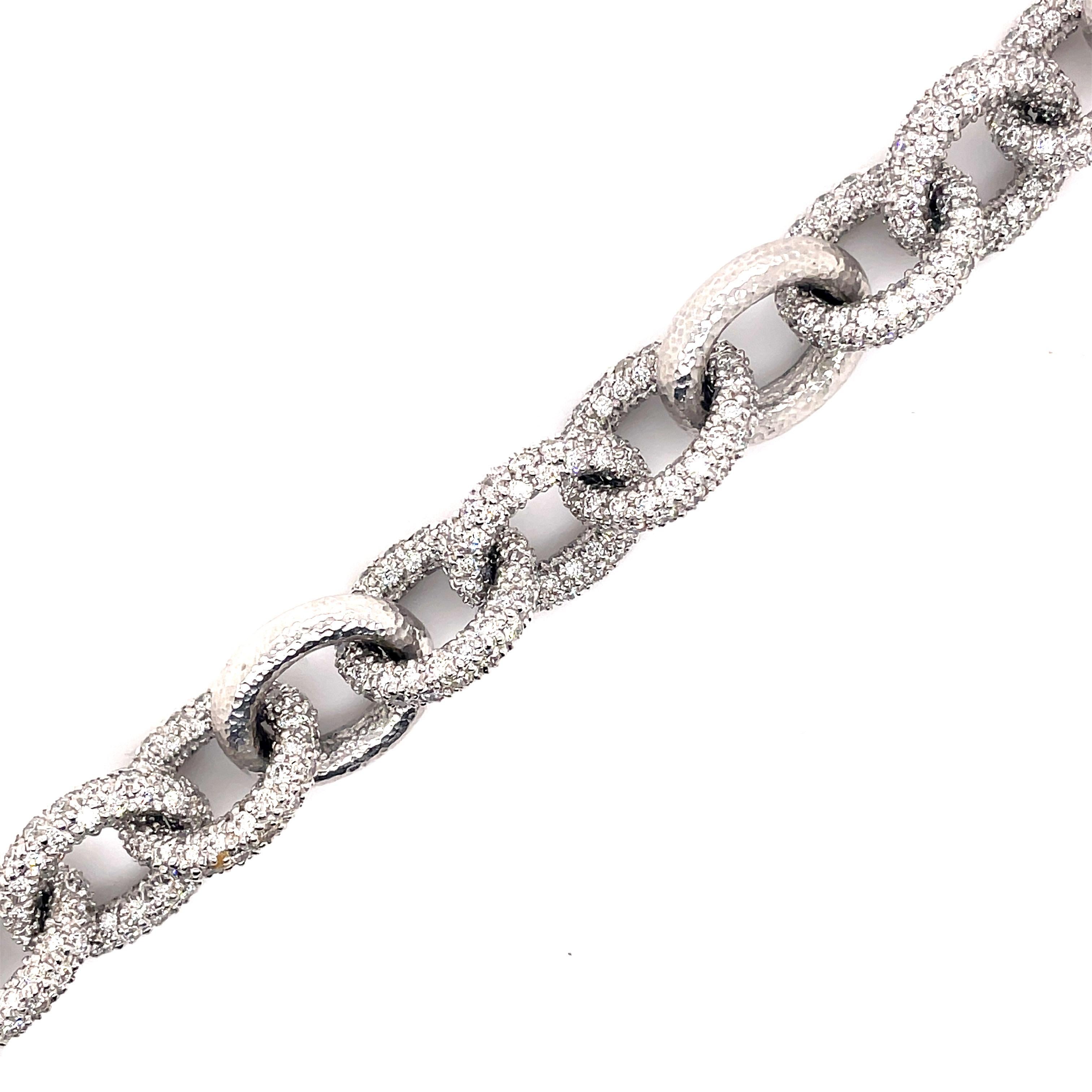 Contemporary 14.47 Carat Diamond Chain Pave and Hammer Finished Bracelet 18 Karat White Gold For Sale