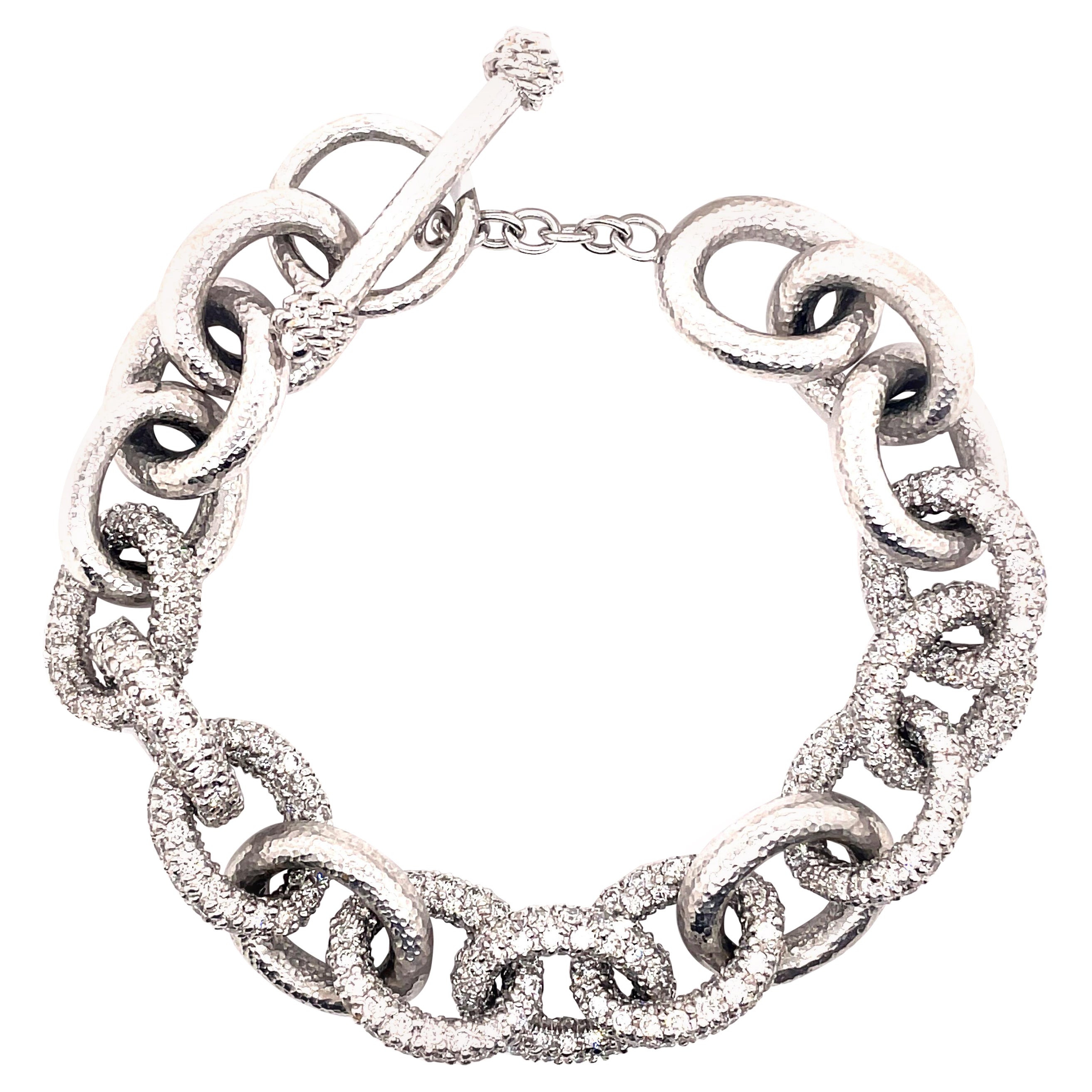 Bracelet en or blanc 18 carats avec chaîne en diamants de 14,47 carats pavés et finitions martelées