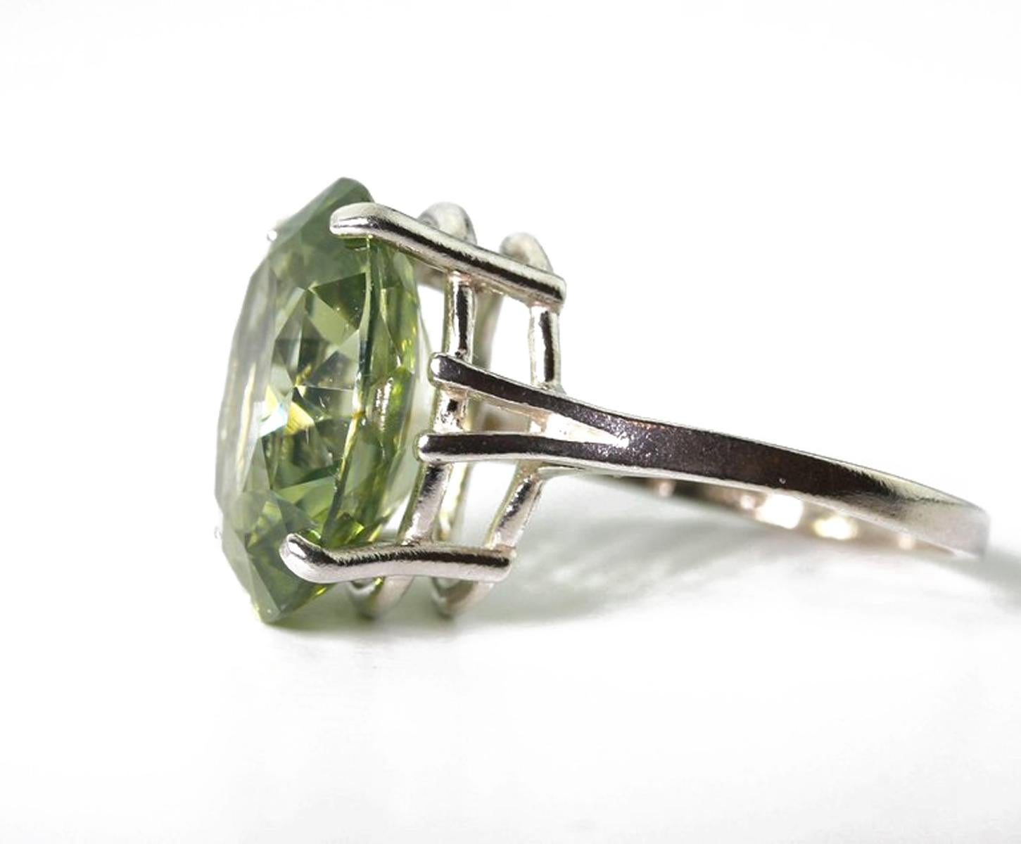 AJD Gorgeous 14.48 Cts Oval Natural Sri Lankan Green Zircon Cocktail Ring For Sale 1
