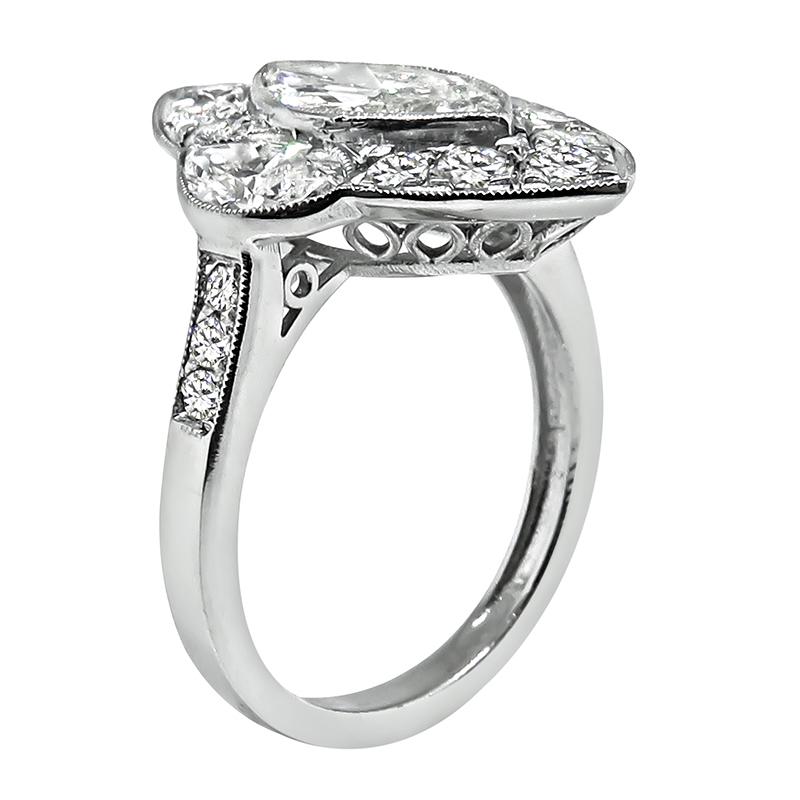 Verlobungsring mit 1,44 Karat Diamant in der Mitte und 1,90 Karat seitlichem Diamant (Marquiseschliff) im Angebot