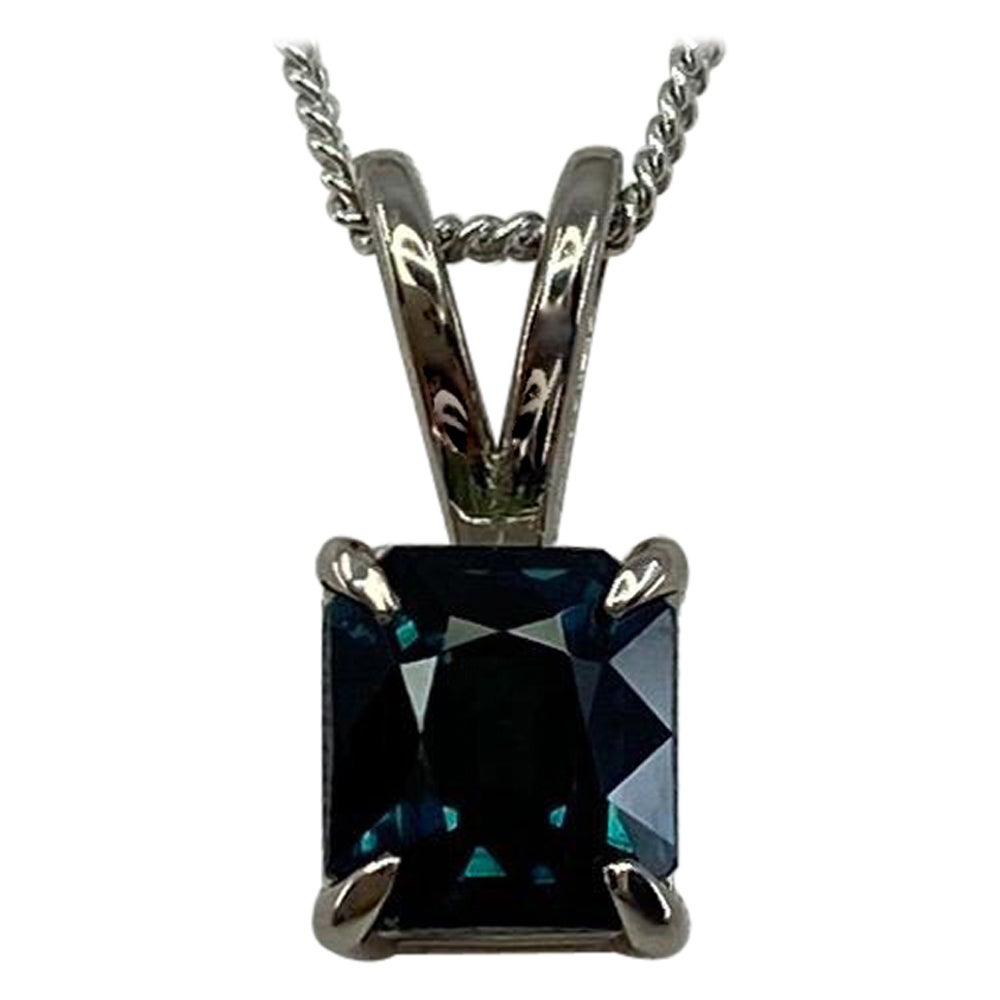 Colgante de oro blanco de 18 quilates con zafiro azul turquesa profundo sin tratar certificado IGI de 1,44 ct