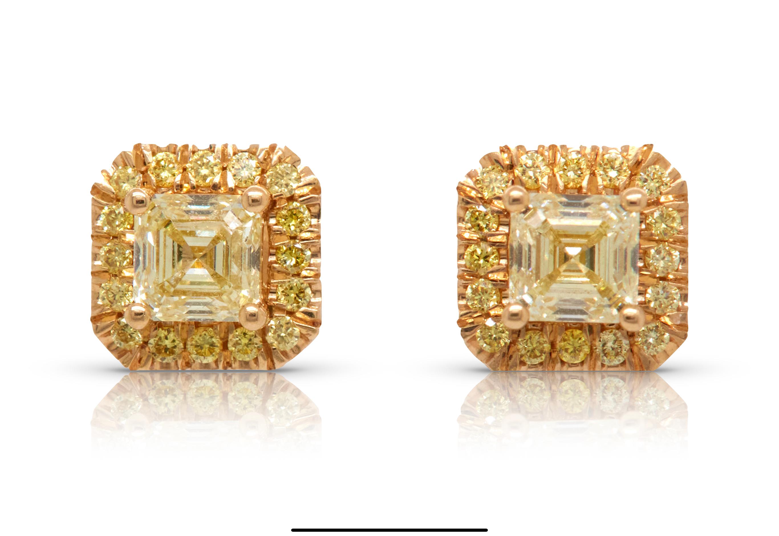 1,45 Karat intensiv gelbe Diamant-Ohrstecker. Diese wunderschönen Ohrringe bestehen aus einem Paar perfekt aufeinander abgestimmter gelber Diamanten im Asscher-Schliff mit einem Gewicht von 1,21 Karat in einem glamourösen gelben Diamant-Halo.
Diese