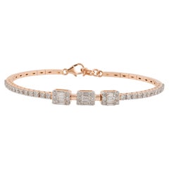 Bracelet à fermoir mousqueton en or rose 18 carats avec pavé de diamants baguettes de 1,45 carat