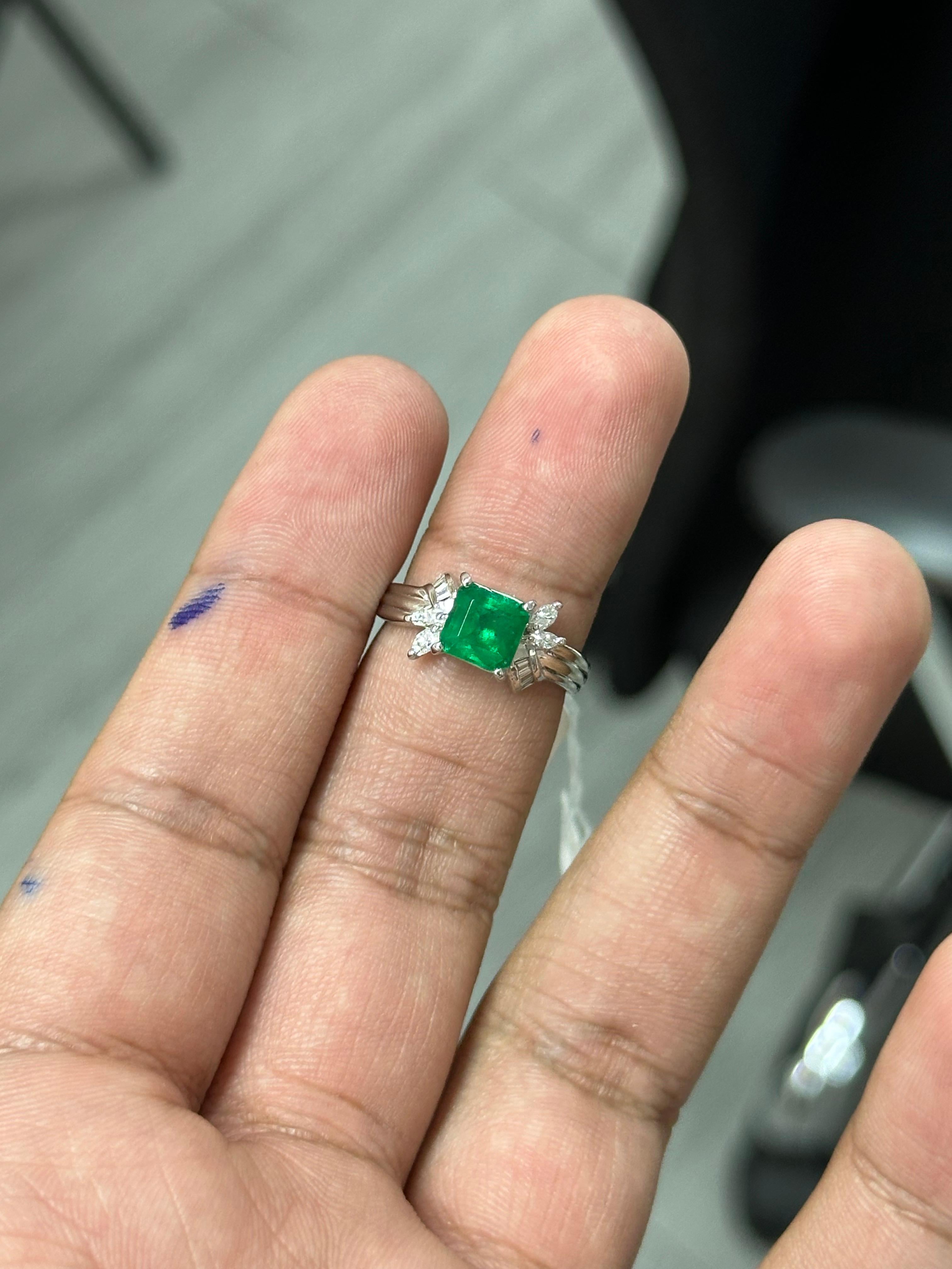 1.45 Carat Colombian Emerald & Diamond Antique-style Ring in Platinum 900 In New Condition For Sale In Bangkok, TH