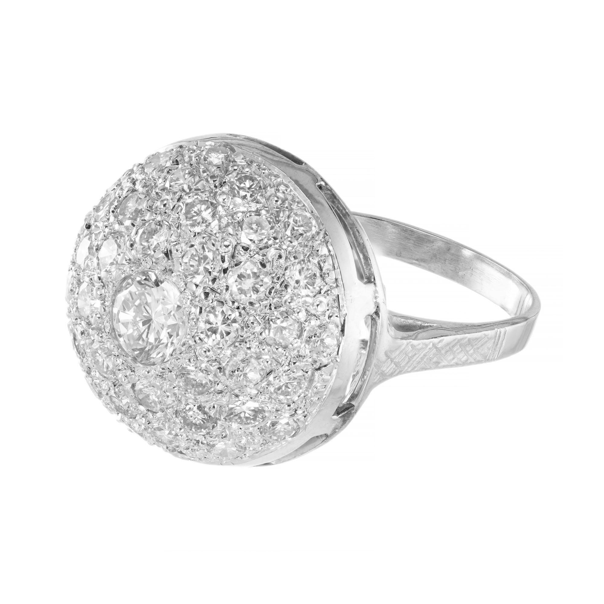 Taille ronde Bague cocktail en or ornée d'une grappe de diamants de 1,45 carat en forme de dôme en vente