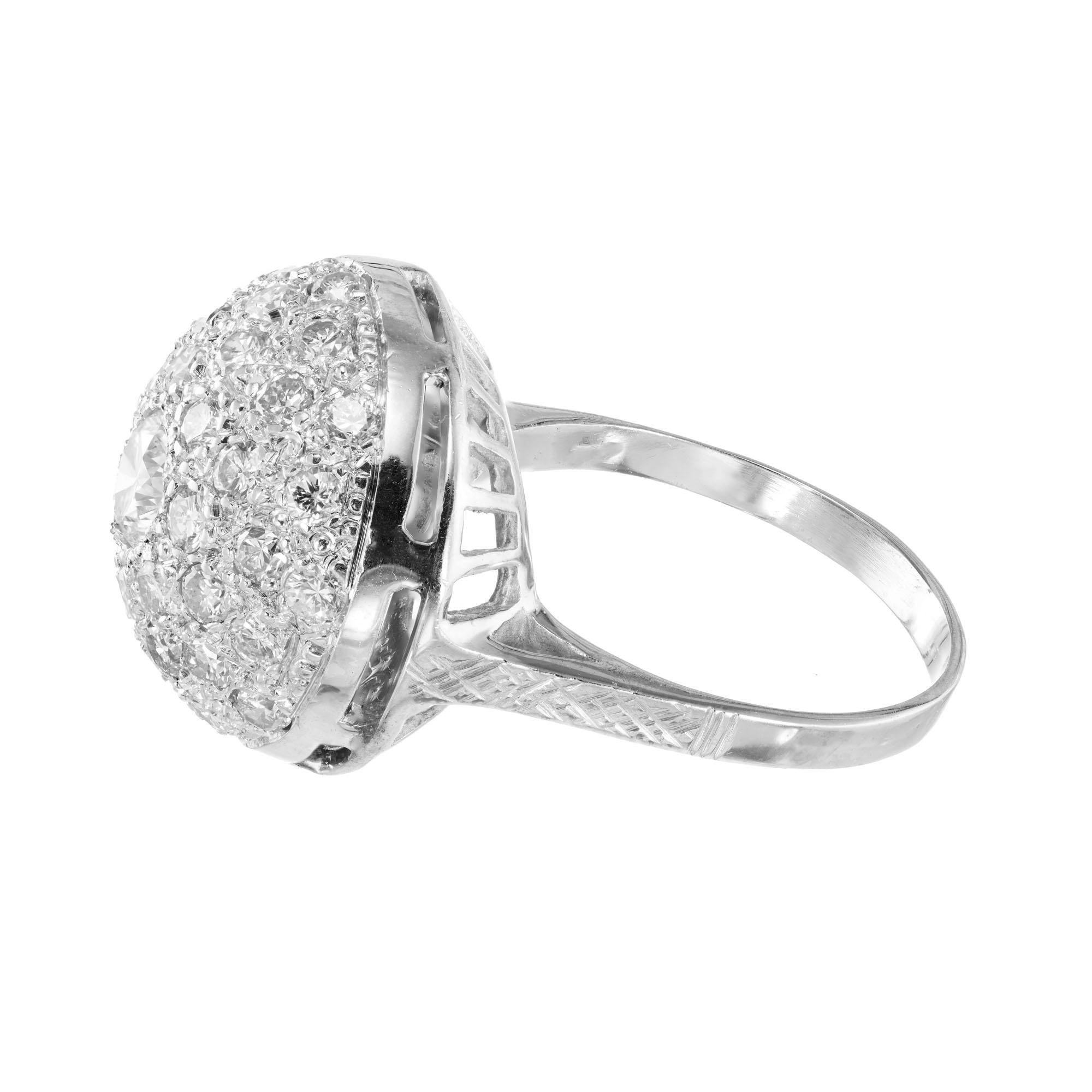 Bague cocktail en or ornée d'une grappe de diamants de 1,45 carat en forme de dôme Bon état - En vente à Stamford, CT