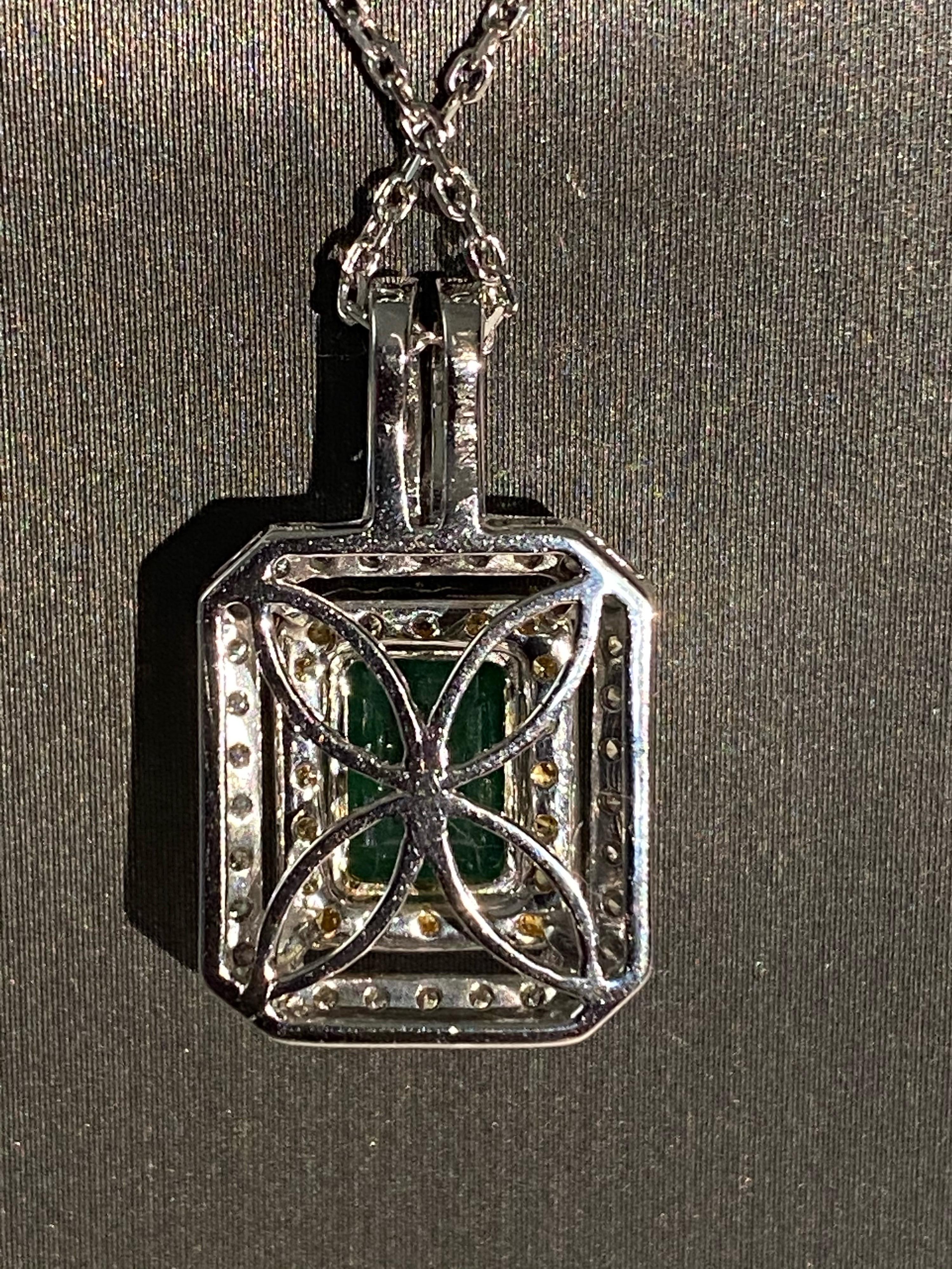 Artisan Pendentif halo de diamants et émeraude taille émeraude de 1,45 carat en vente