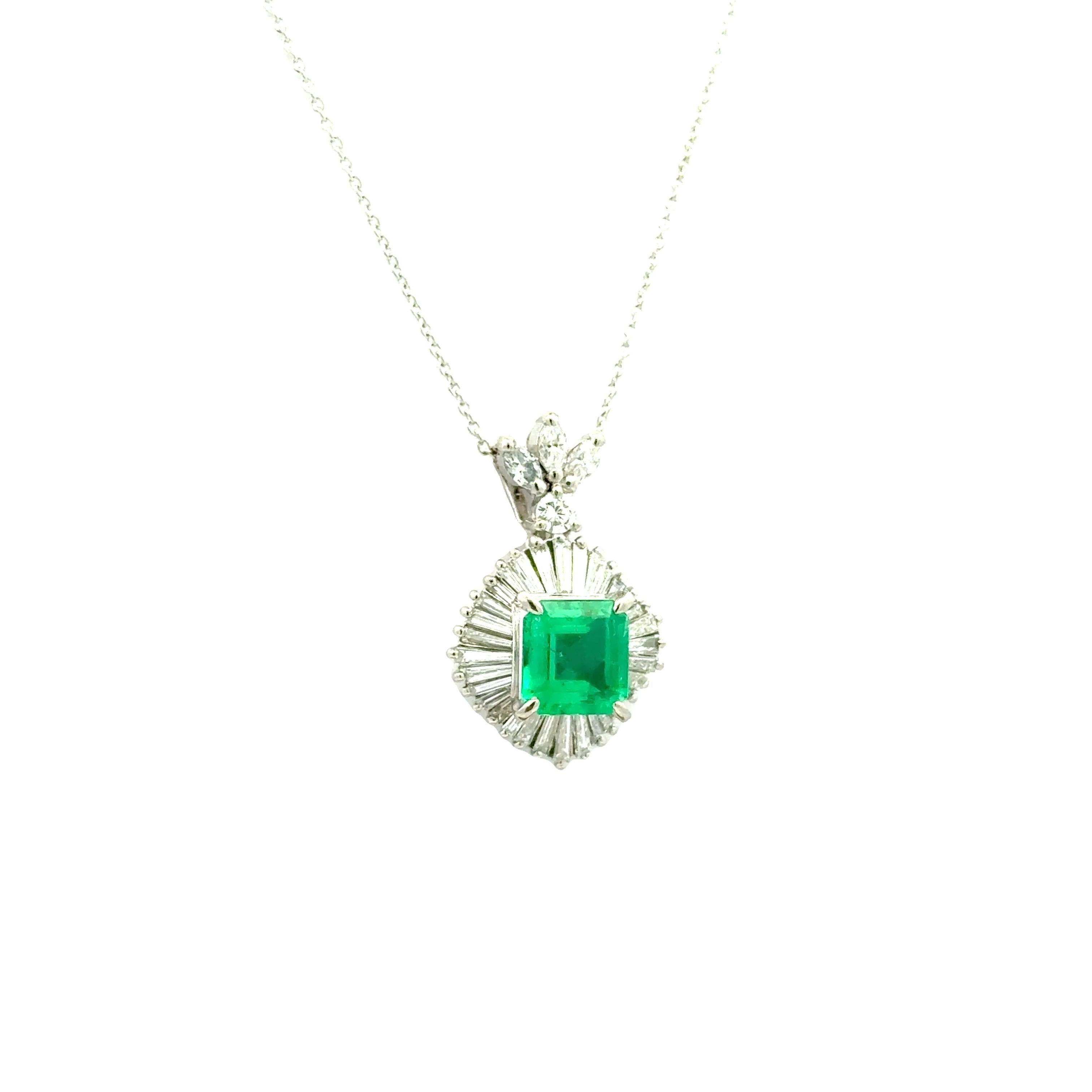Una straordinaria collana con ciondolo che ha come fulcro un affascinante smeraldo. Lo smeraldo, del peso di circa 1,45 carati, è tagliato nella classica forma a smeraldo e mostra un colore verde intenso. Whiting lo smeraldo è circondato da diamanti