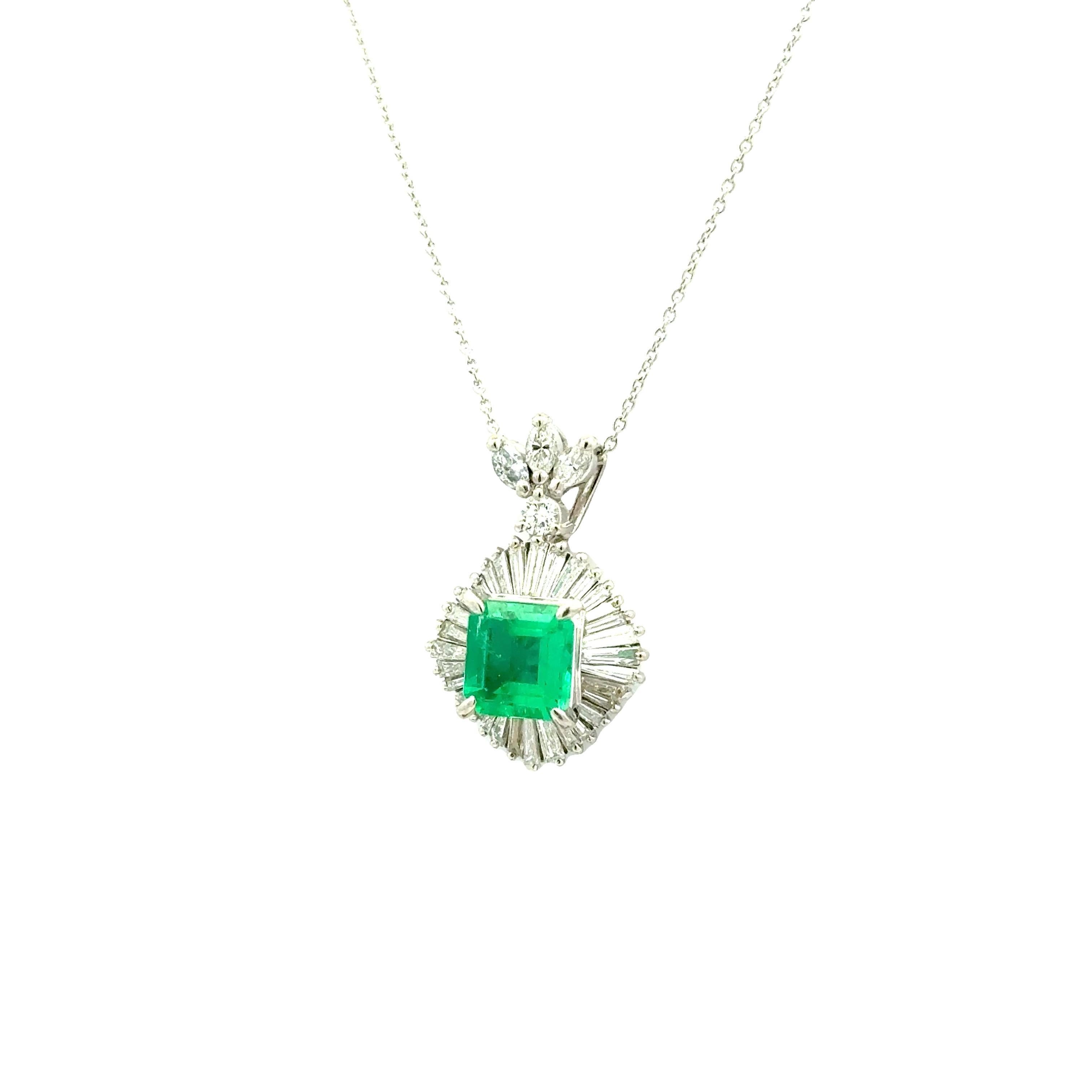 Contemporaneo Collana con ciondolo a forma di aureola in platino con diamante smeraldo da 1,45 carati in vendita