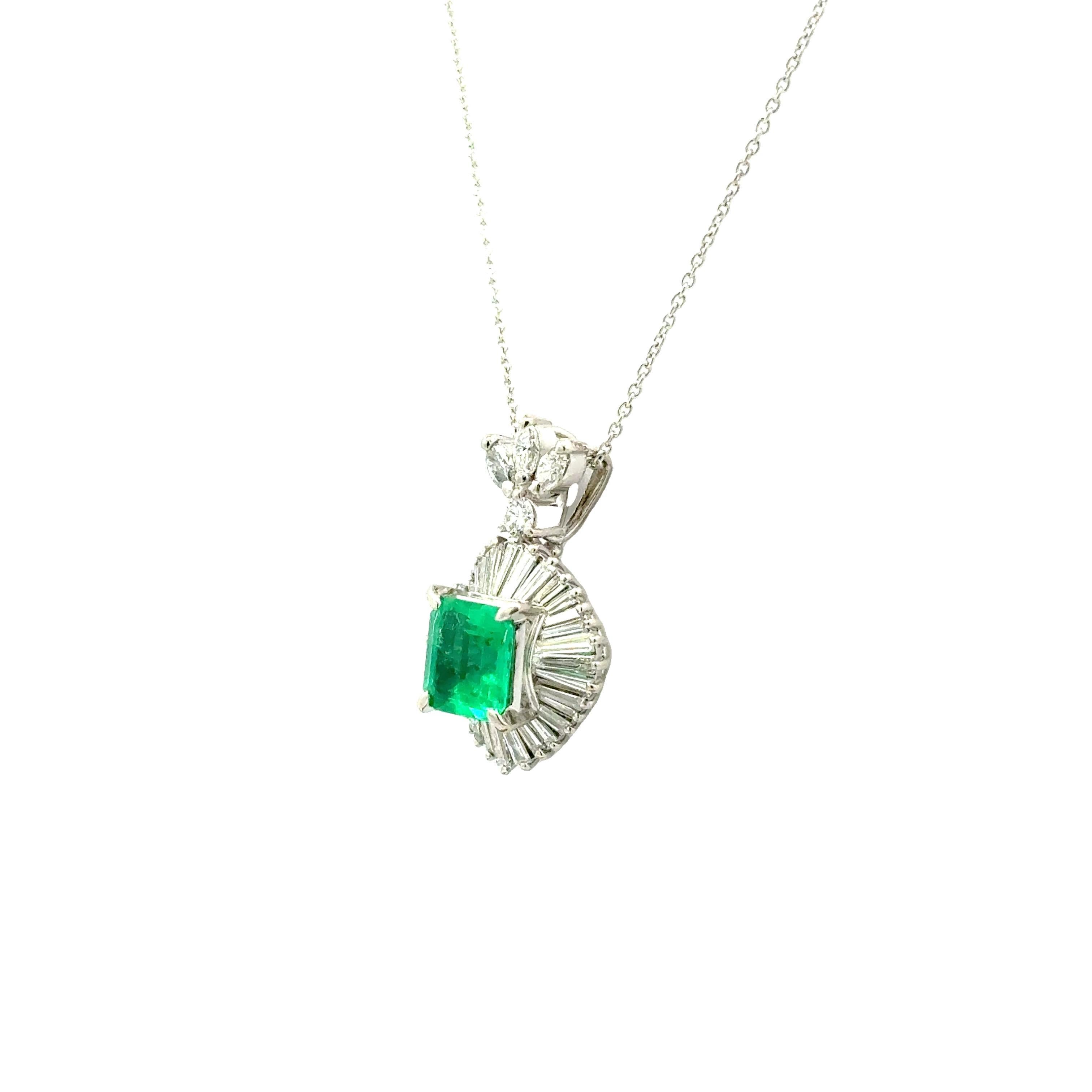 Collana con ciondolo a forma di aureola in platino con diamante smeraldo da 1,45 carati In condizioni ottime in vendita a Beverly Hills, CA