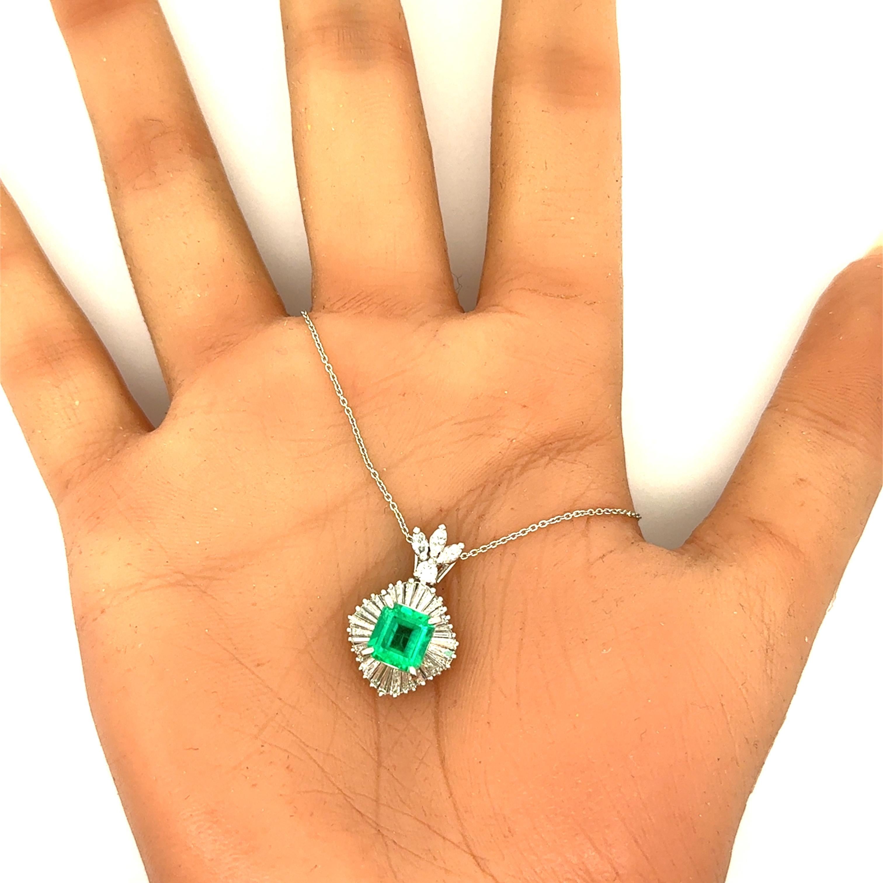 Donna Collana con ciondolo a forma di aureola in platino con diamante smeraldo da 1,45 carati in vendita