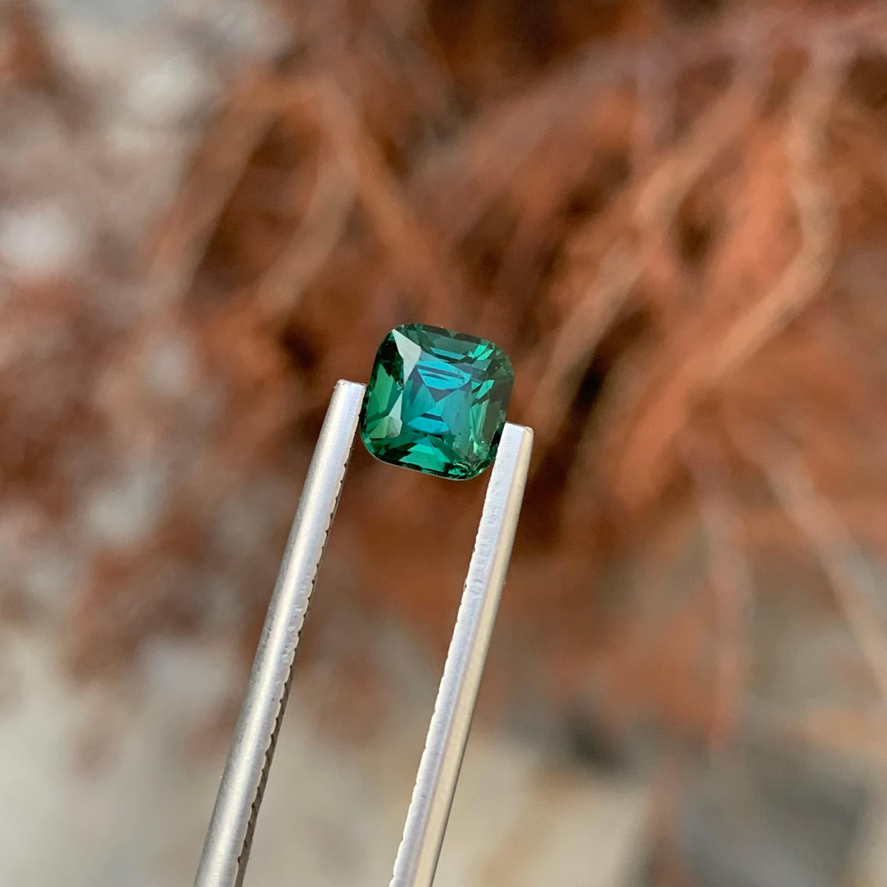 Gema natural suelta de turmalina verde azul de 1.45 quilates en forma de cojín en Nuevo estado para la venta en Peshawar, PK