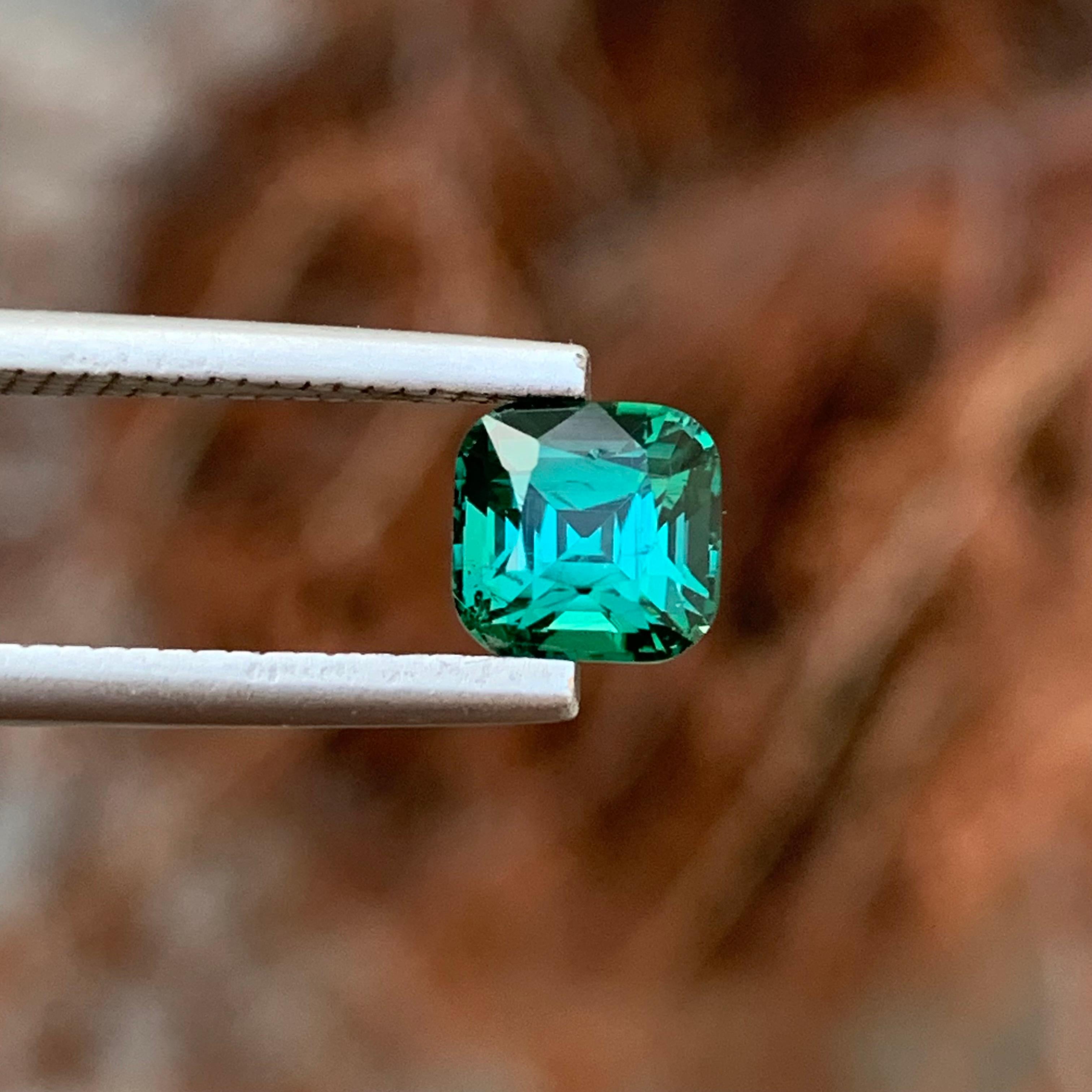 Gema natural suelta de turmalina verde azul de 1.45 quilates en forma de cojín en venta 1