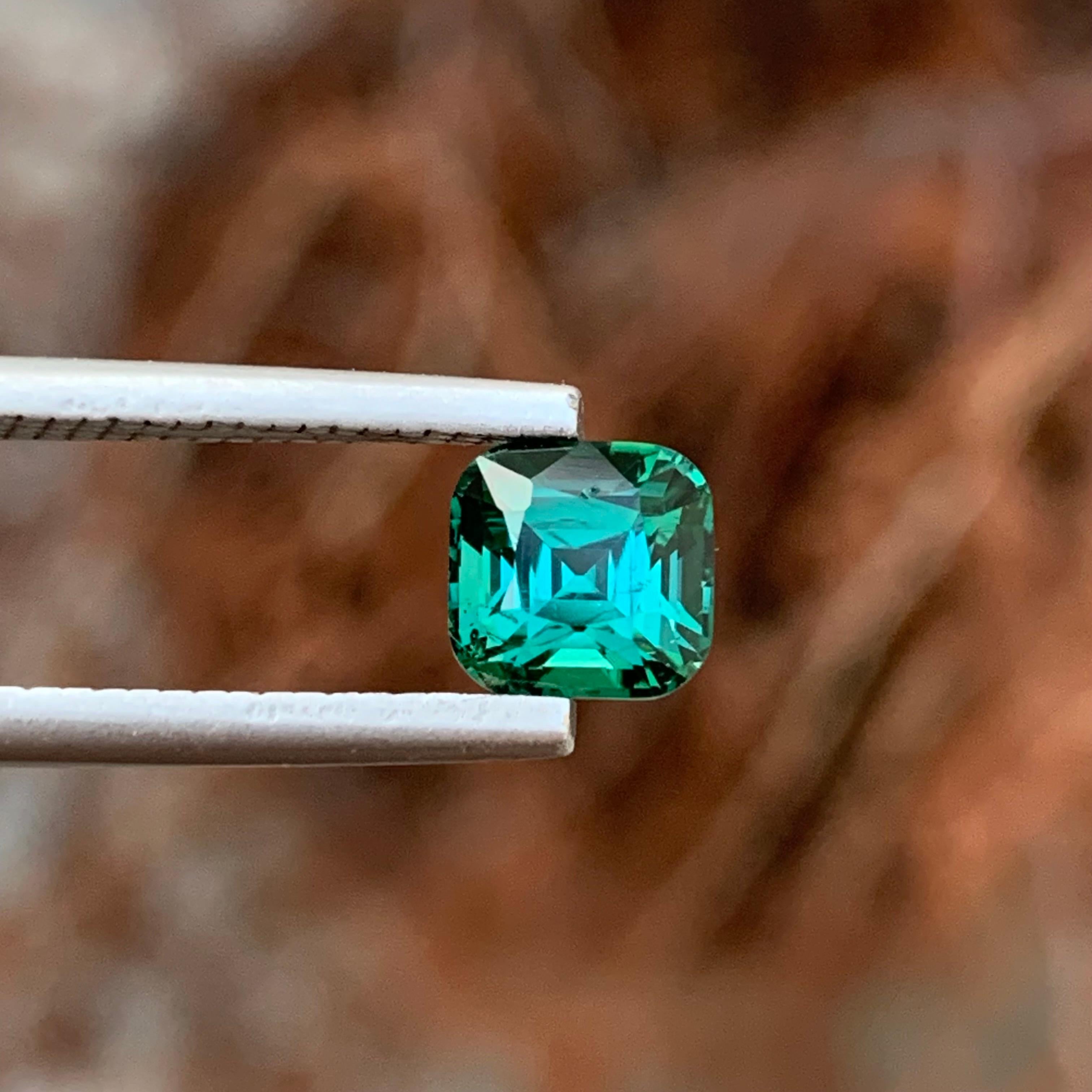 Gema natural suelta de turmalina verde azul de 1.45 quilates en forma de cojín en venta 2