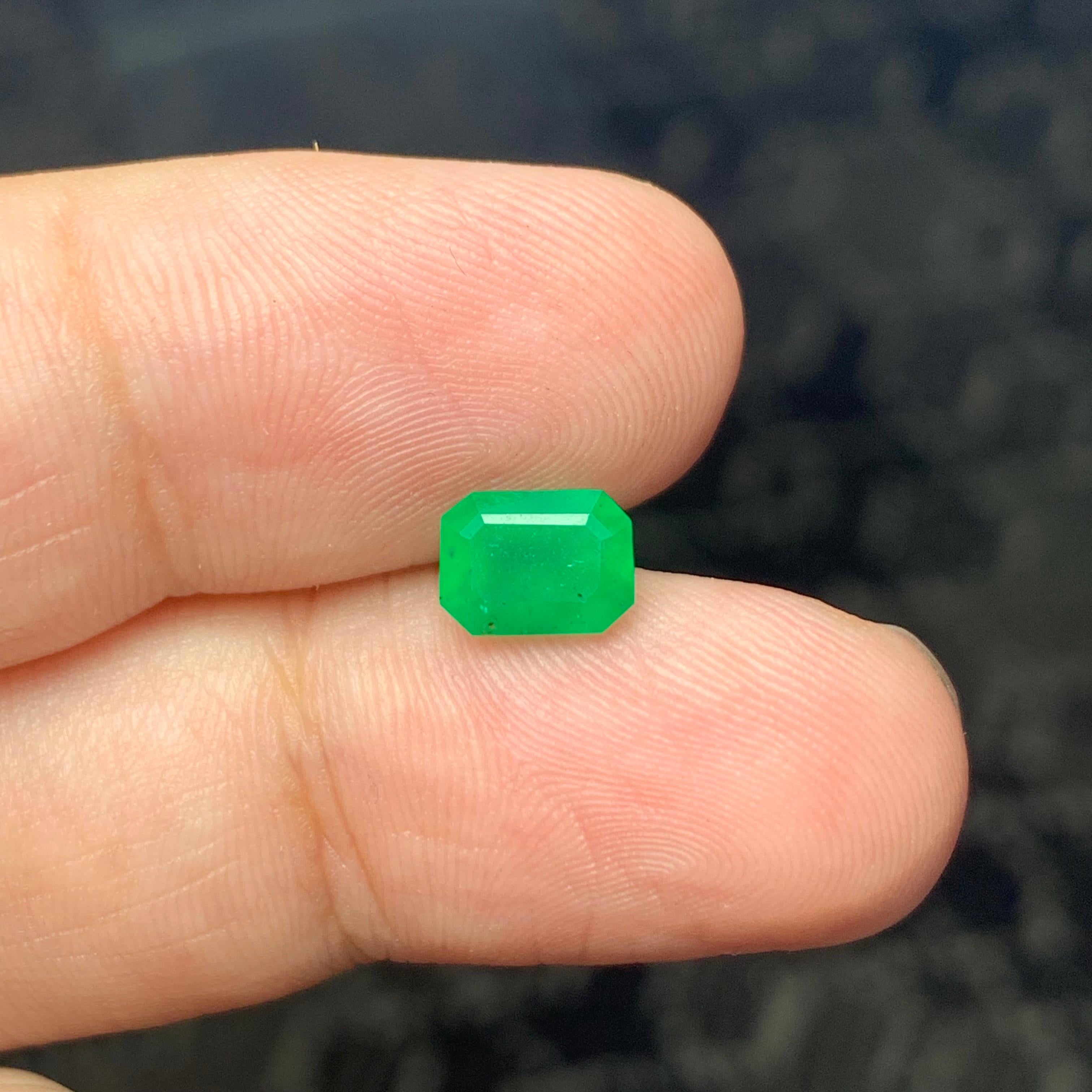 1.45 Carat Natural Loose Emerald Gem From Swat, Pakistan  For Sale 4