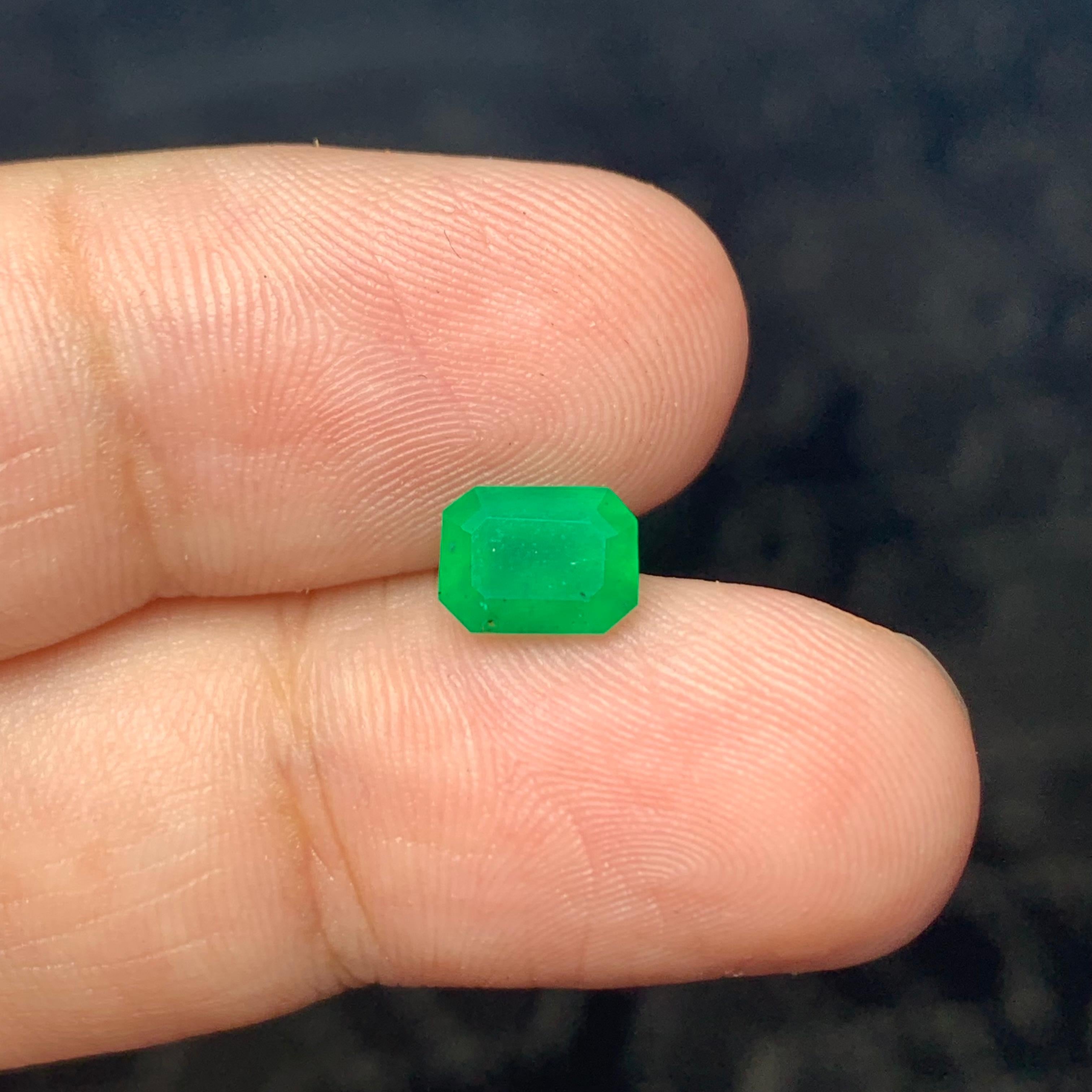 1.45 Carat Natural Loose Emerald Gem From Swat, Pakistan  For Sale 5