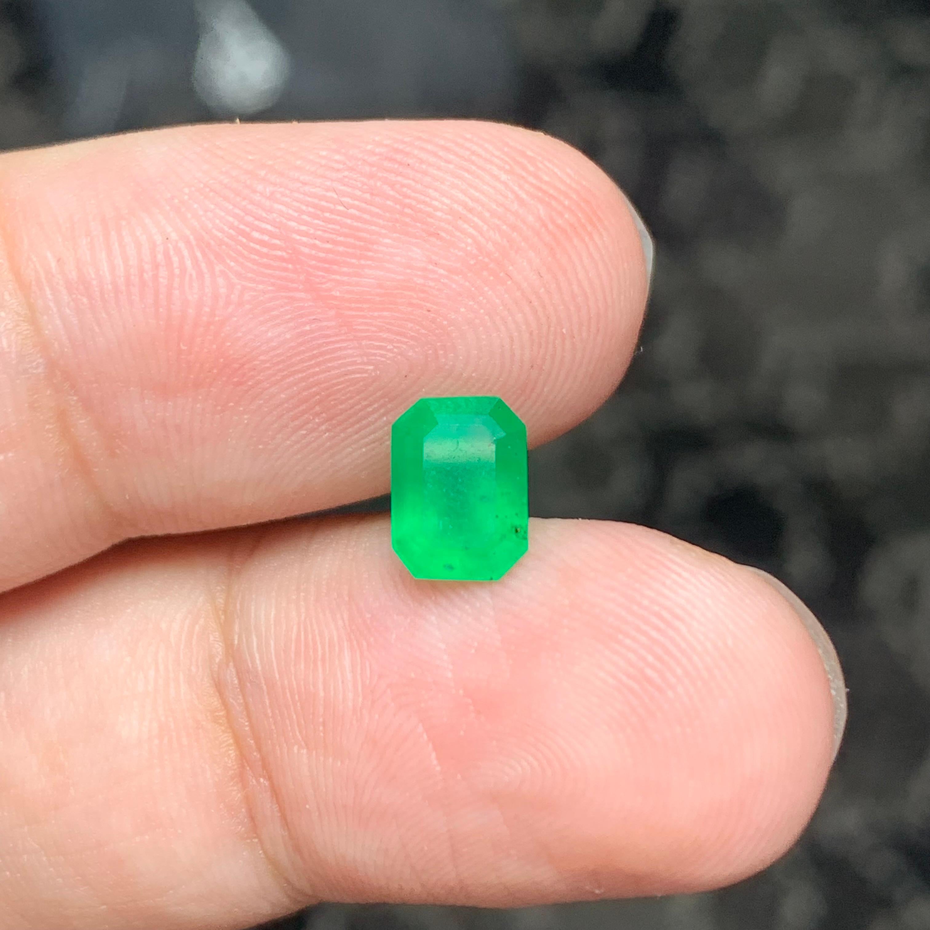 1.45 Carat Natural Loose Emerald Gem From Swat, Pakistan  For Sale 2