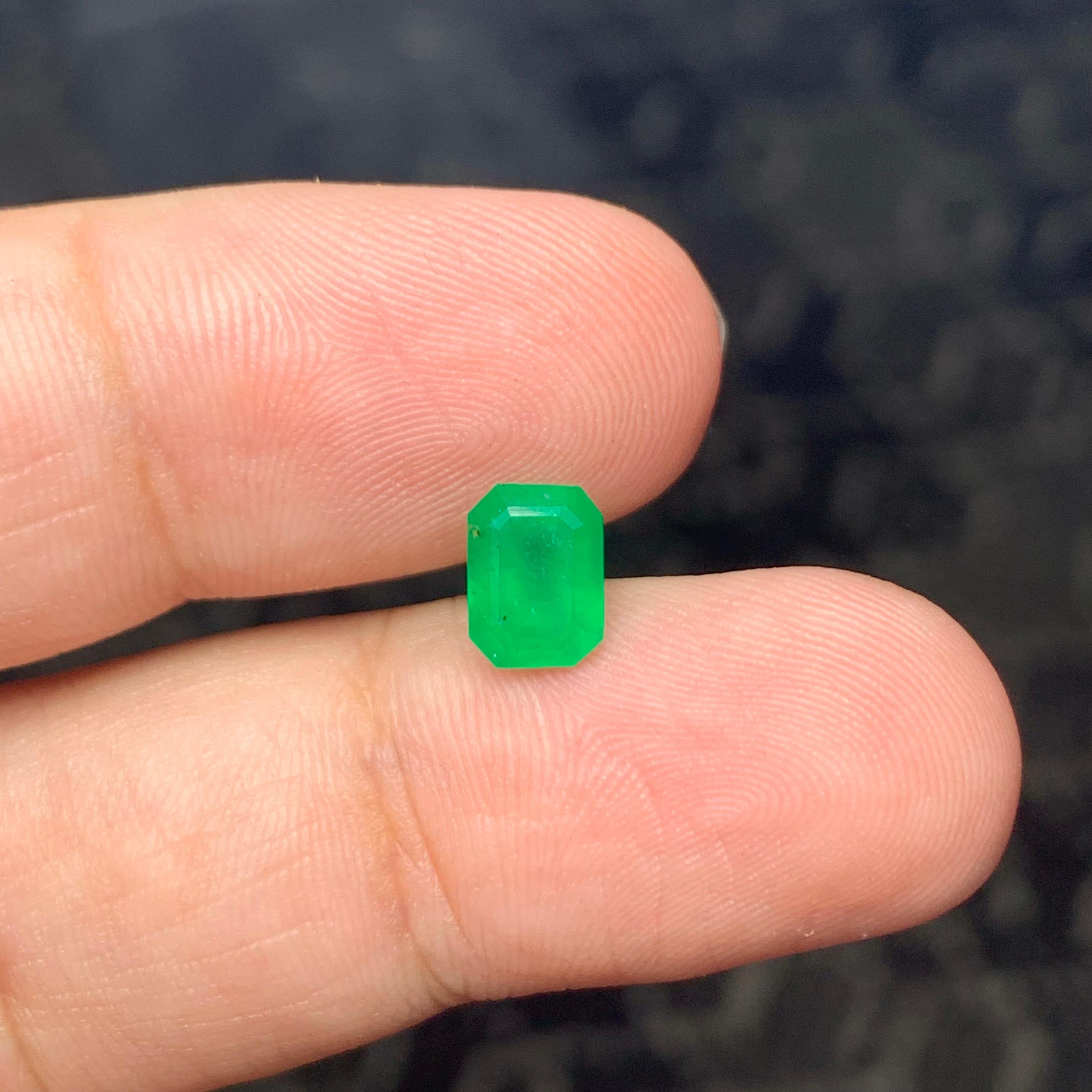 1.45 Carat Natural Loose Emerald Gem From Swat, Pakistan  For Sale 3