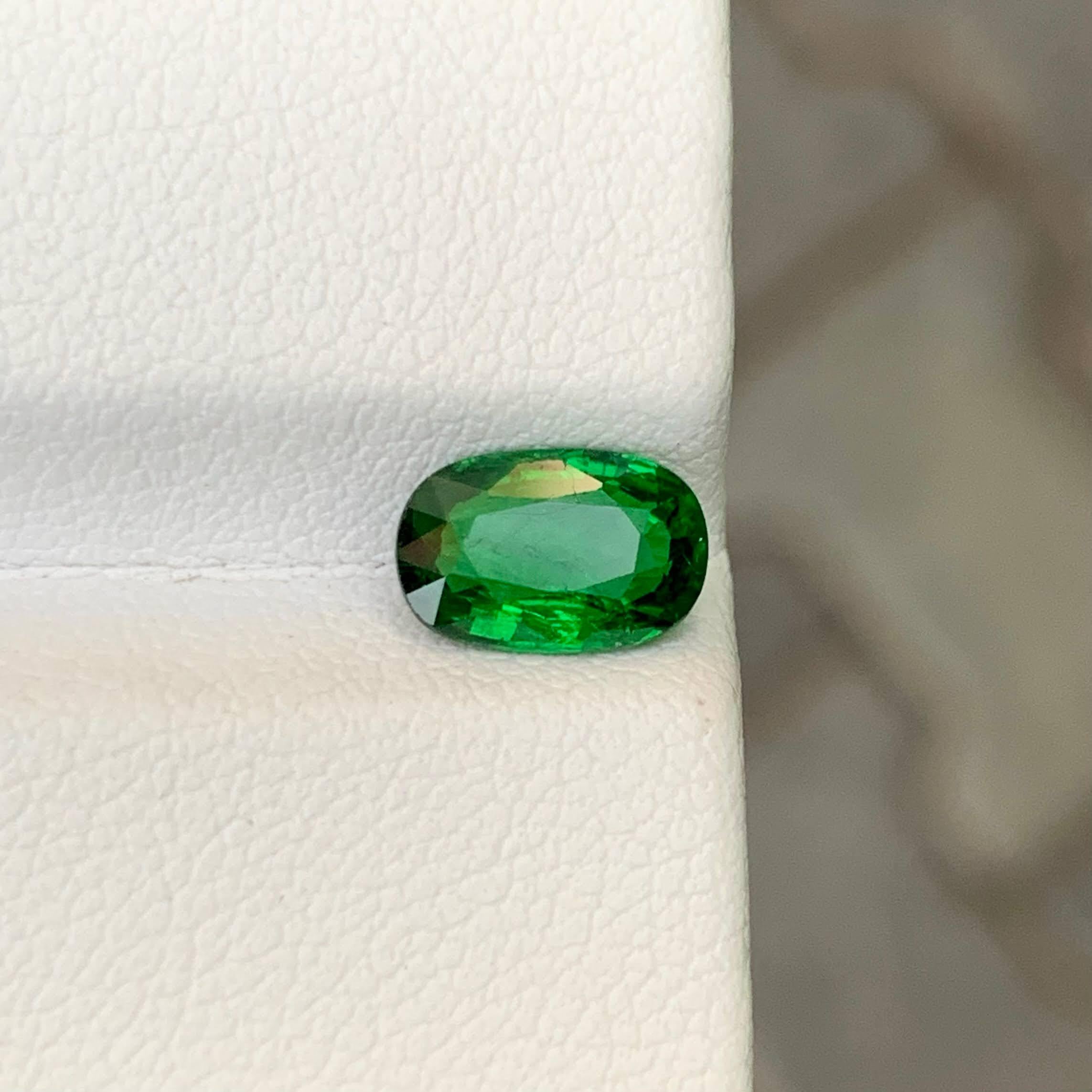 Gewicht 1,45 Karat 
Abmessungen 8.5x5.6x3.4mm
Behandlung Keine 
Herkunft Tansanisch 
Klarheit SI
Form Schnitt Oval 





Dieser 1,45 Karat schwere, natürliche, lose grüne Tsavorit-Granat ist ein seltener und lebendiger Edelstein, der elegant in
