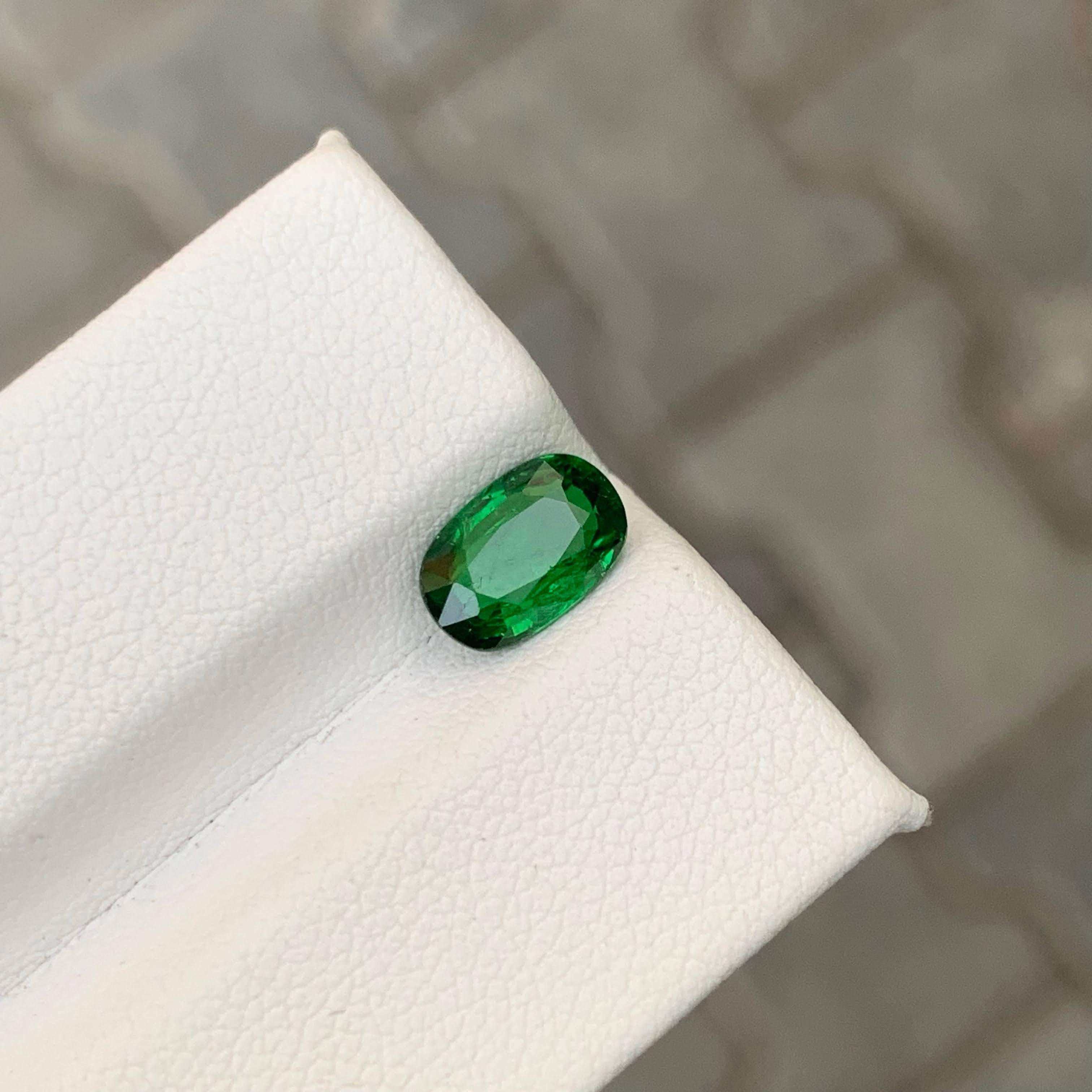 1,45 Karat Natürlicher loser grüner Tsavorit Granat Edelstein Ovalschliff Tansania Edelstein (Moderne) im Angebot