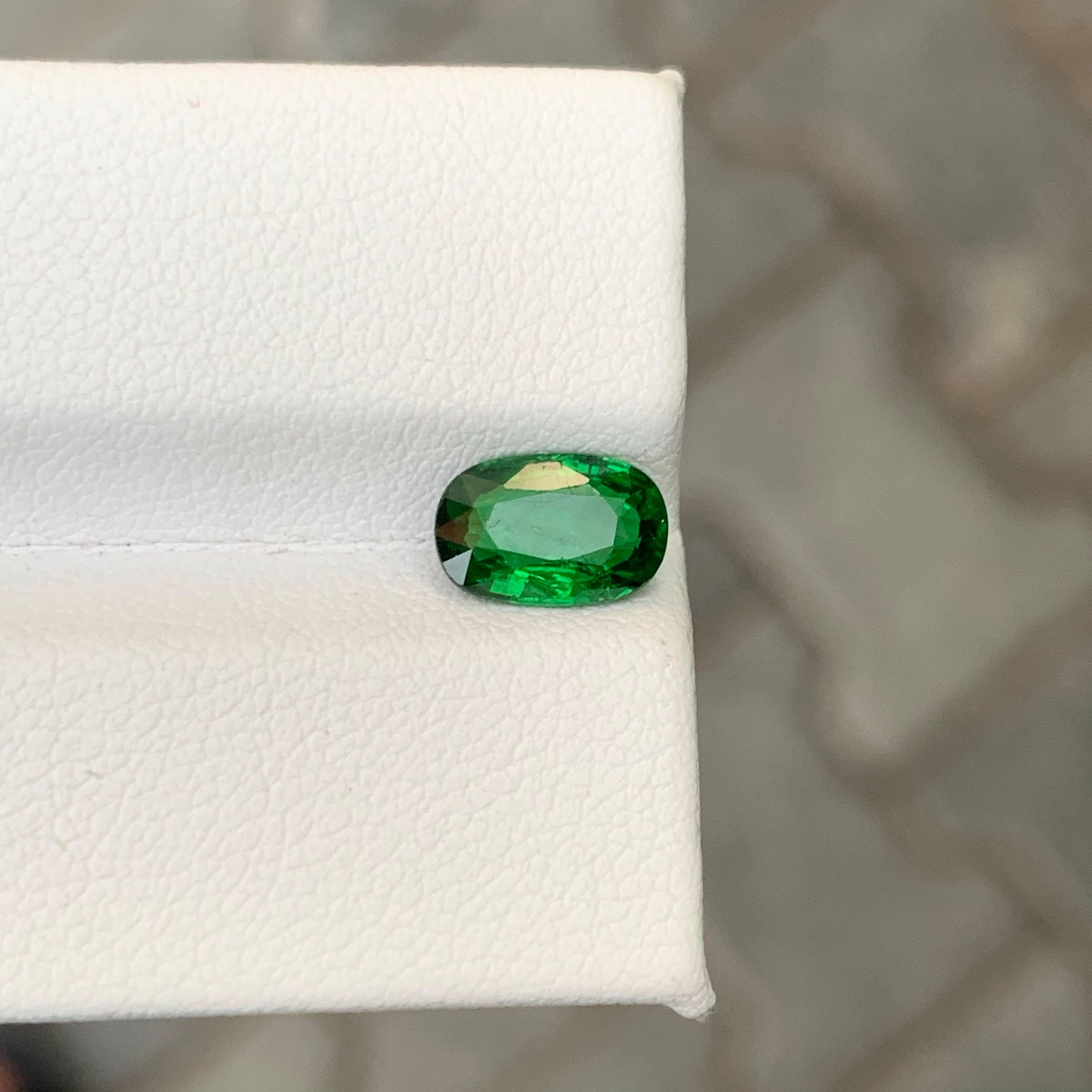 1,45 Karat Natürlicher loser grüner Tsavorit Granat Edelstein Ovalschliff Tansania Edelstein im Zustand „Neu“ im Angebot in Bangkok, TH