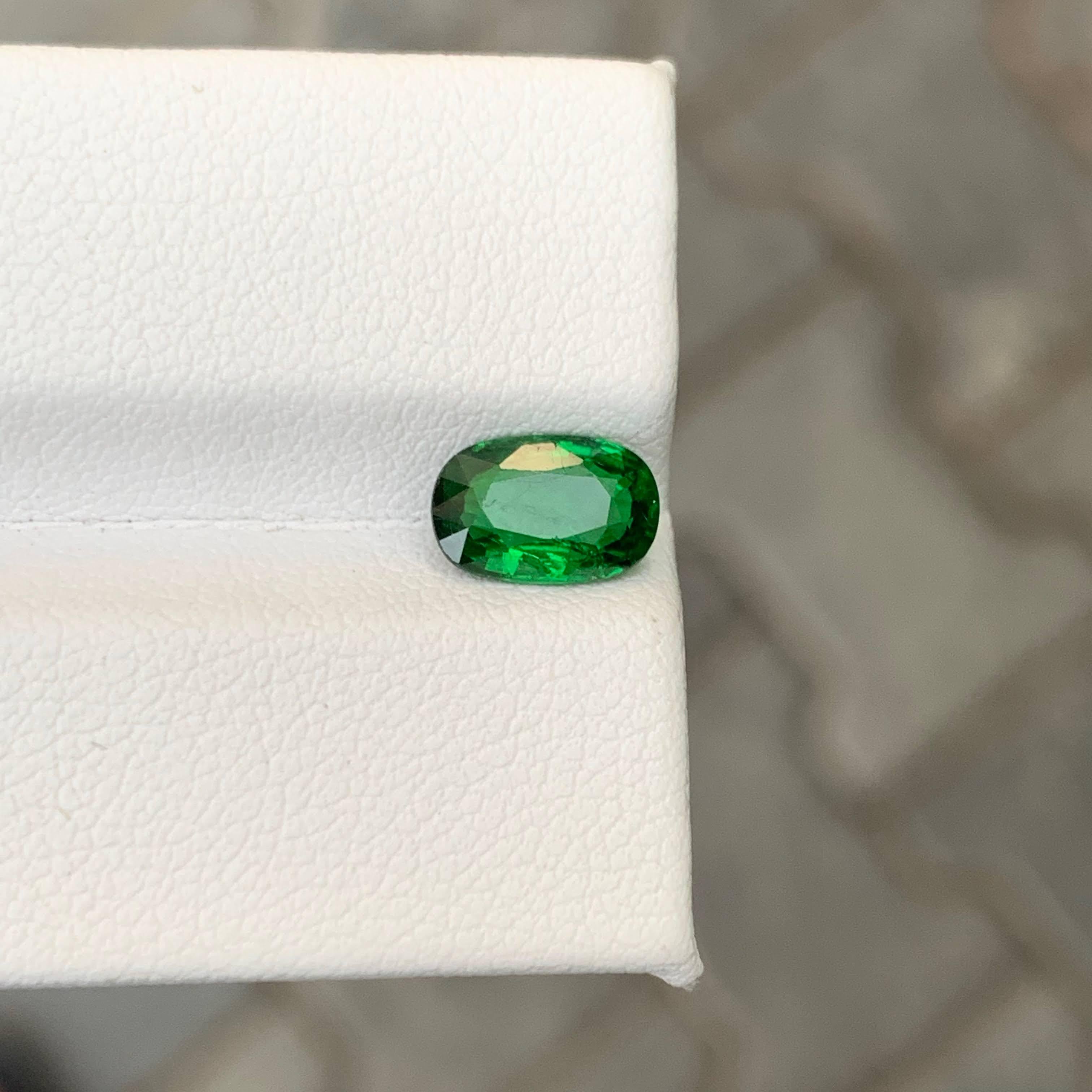 1,45 Karat Natürlicher loser grüner Tsavorit Granat Edelstein Ovalschliff Tansania Edelstein im Angebot 1