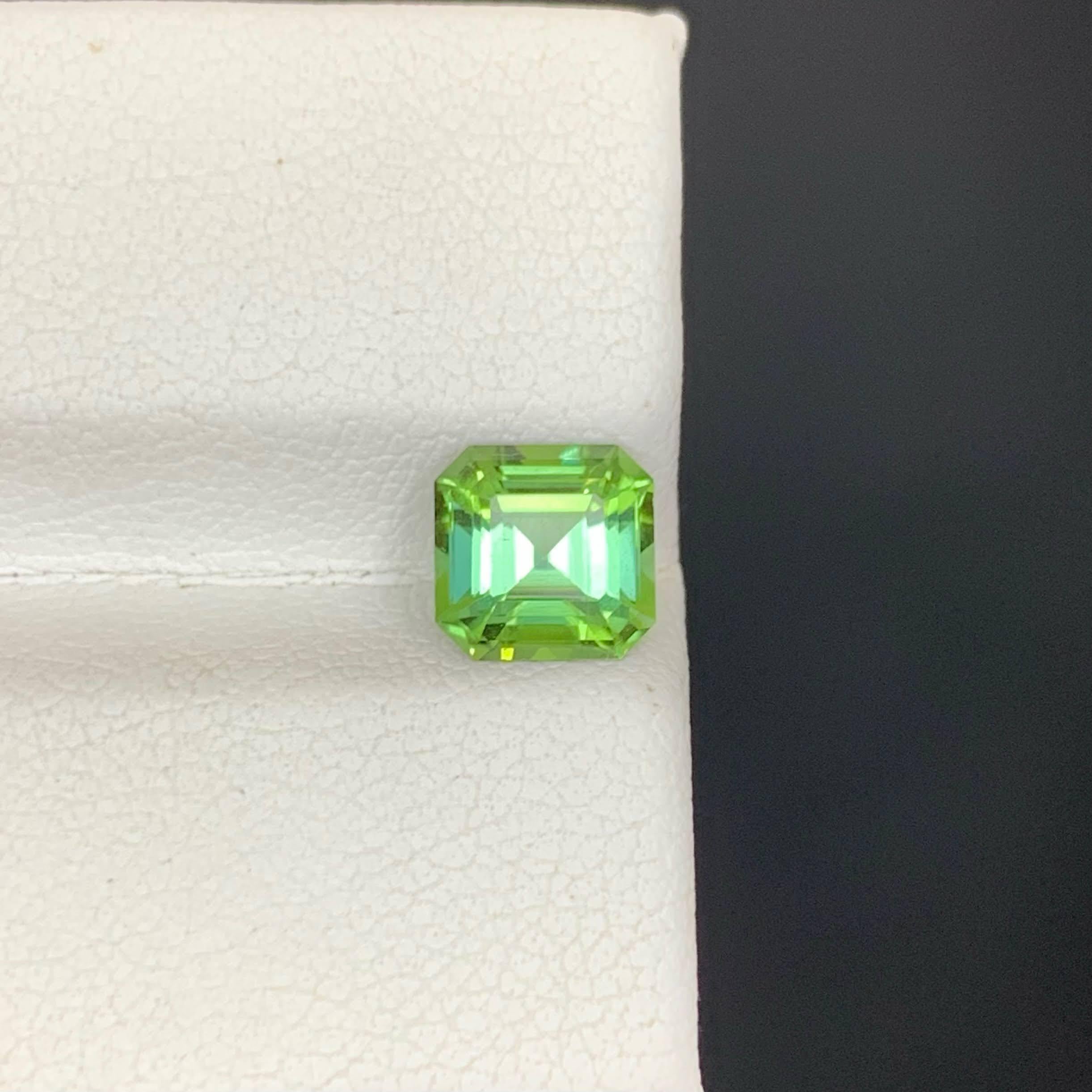 Peso 1,45 quilates 
Dimensiones 6,6x6,5x4,9 mm
Tratamiento Ninguno 
Origen Afgano 
Limpia Ojos Claridad 
Cortadora de formas 




Esta Turmalina Verde Claro Natural Suelta de 1,45 quilates presenta un tono verde suave y refrescante con un brillo y