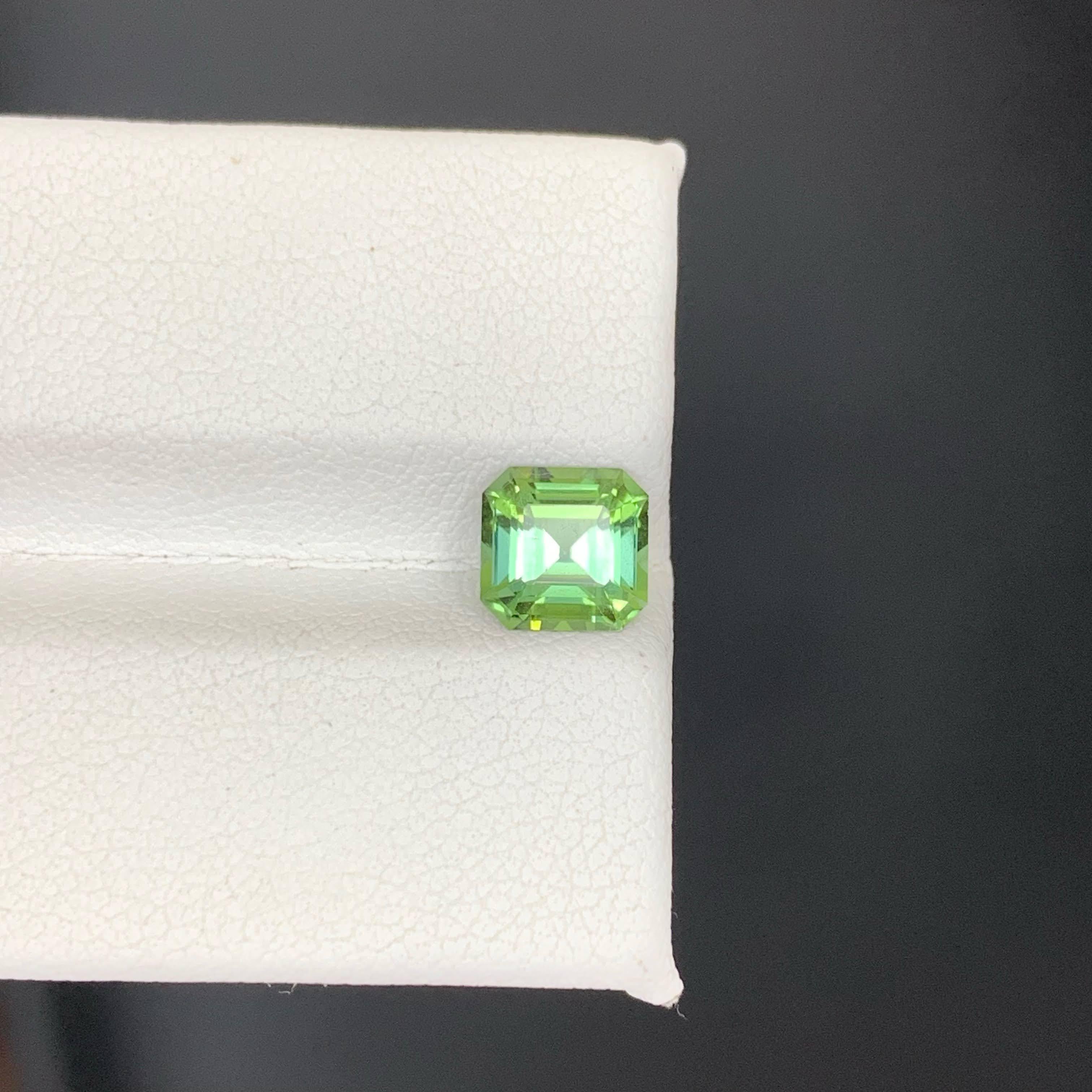 Gema afgana suelta de turmalina verde clara natural de 1,45 quilates, talla Asscher Moderno en venta